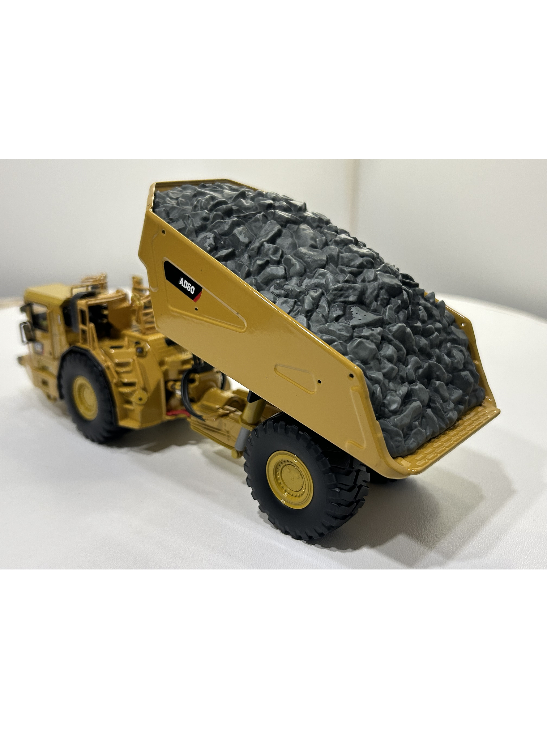 Caterpillar AD60 – Camión Minero Subterráneo Articulado – Die-Cast Masters 1:50 6