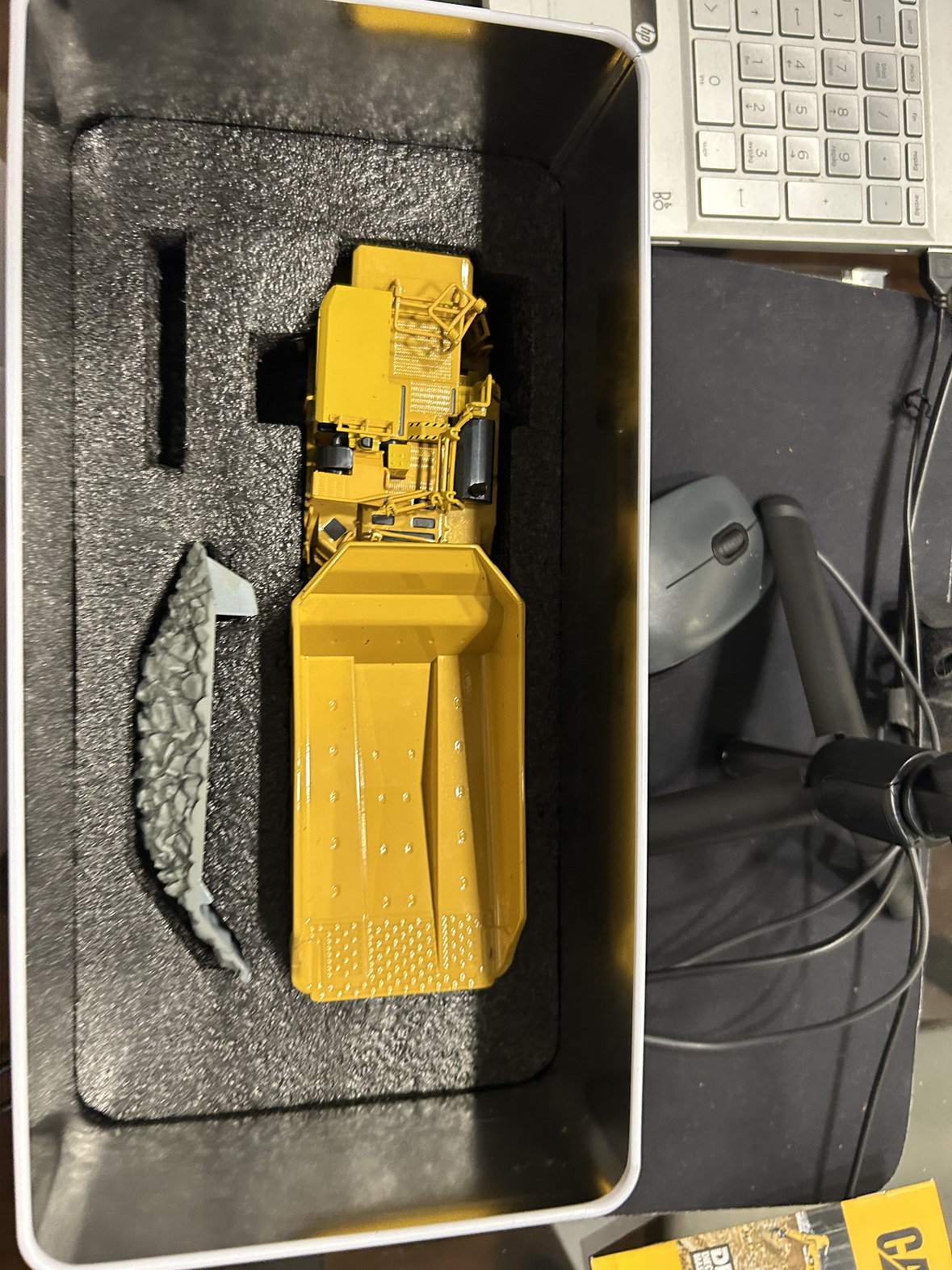 Caterpillar AD60 – Camión Minero Subterráneo Articulado – Die-Cast Masters 1:50 13