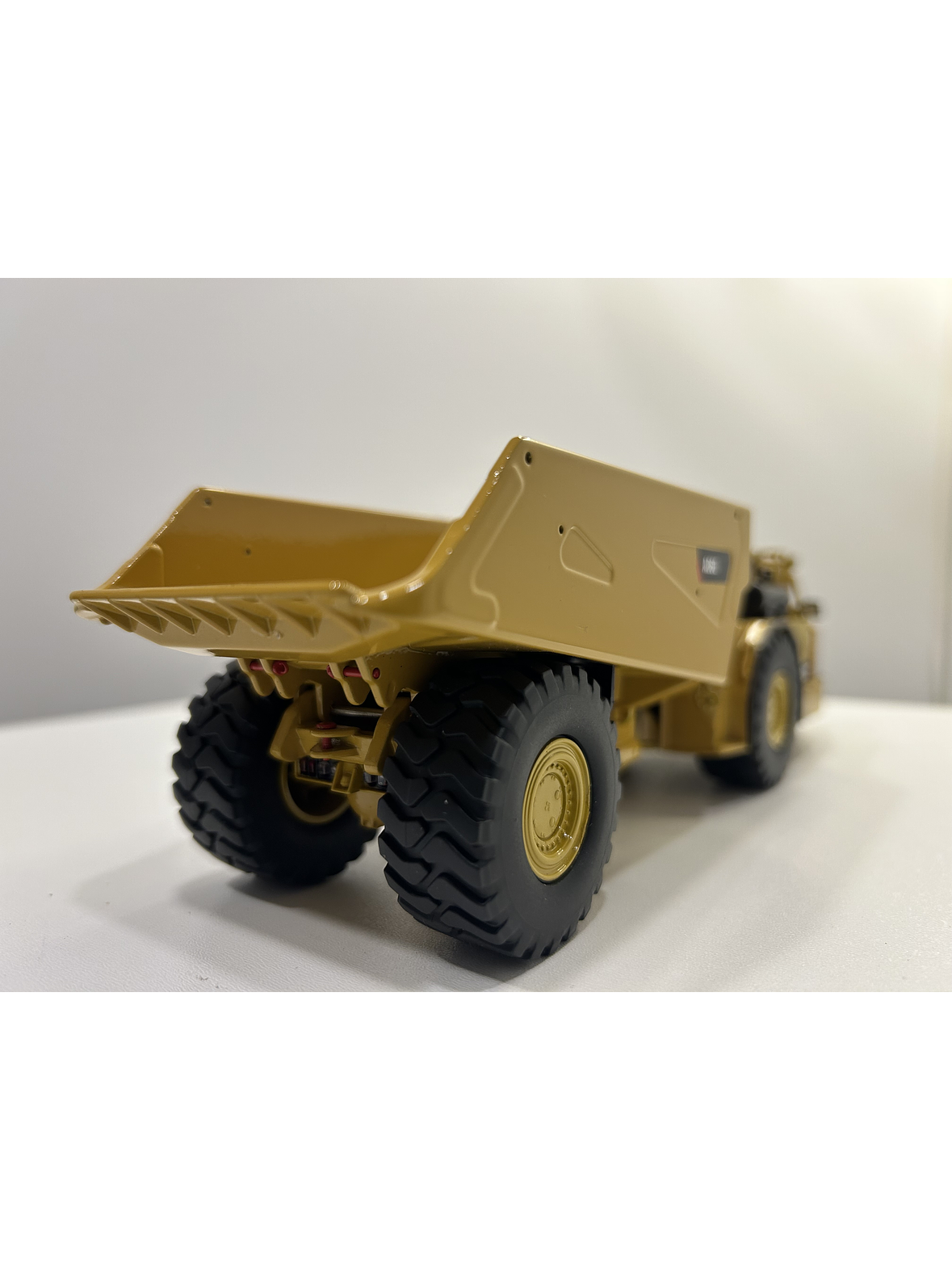 Caterpillar AD60 – Camión Minero Subterráneo Articulado – Die-Cast Masters 1:50 5