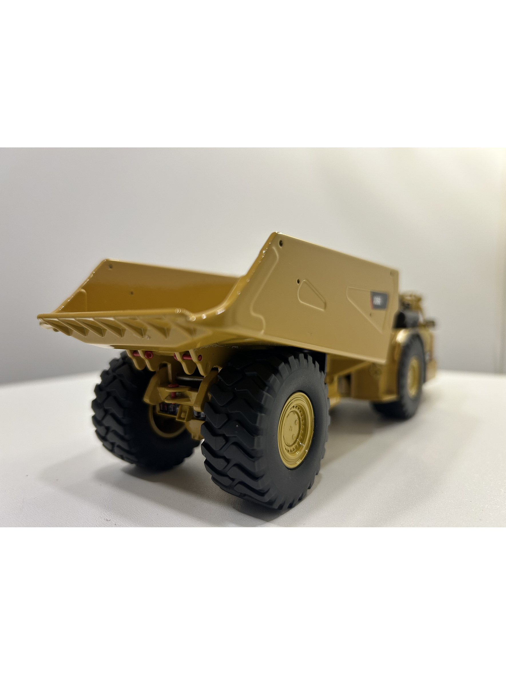 Caterpillar AD60 – Camión Minero Subterráneo Articulado – Die-Cast Masters 1:50 5