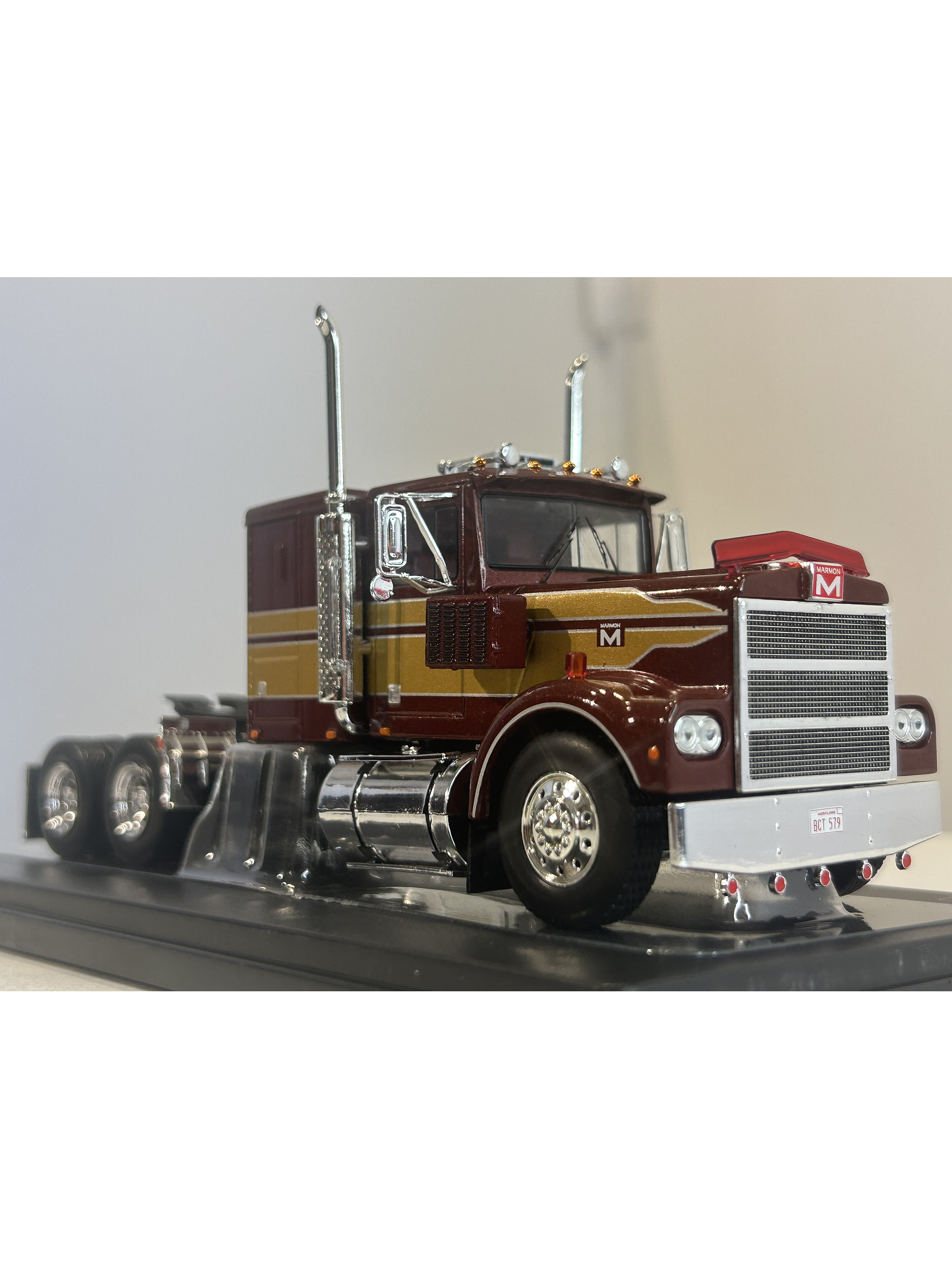 Camión Marmon CHDT 1980 – Ixo Models 1:43 – Leyenda “Rolls-Royce” del Transporte 9