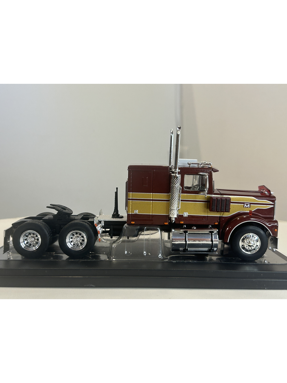 Camión Marmon CHDT 1980 – Ixo Models 1:43 – Leyenda “Rolls-Royce” del Transporte 4