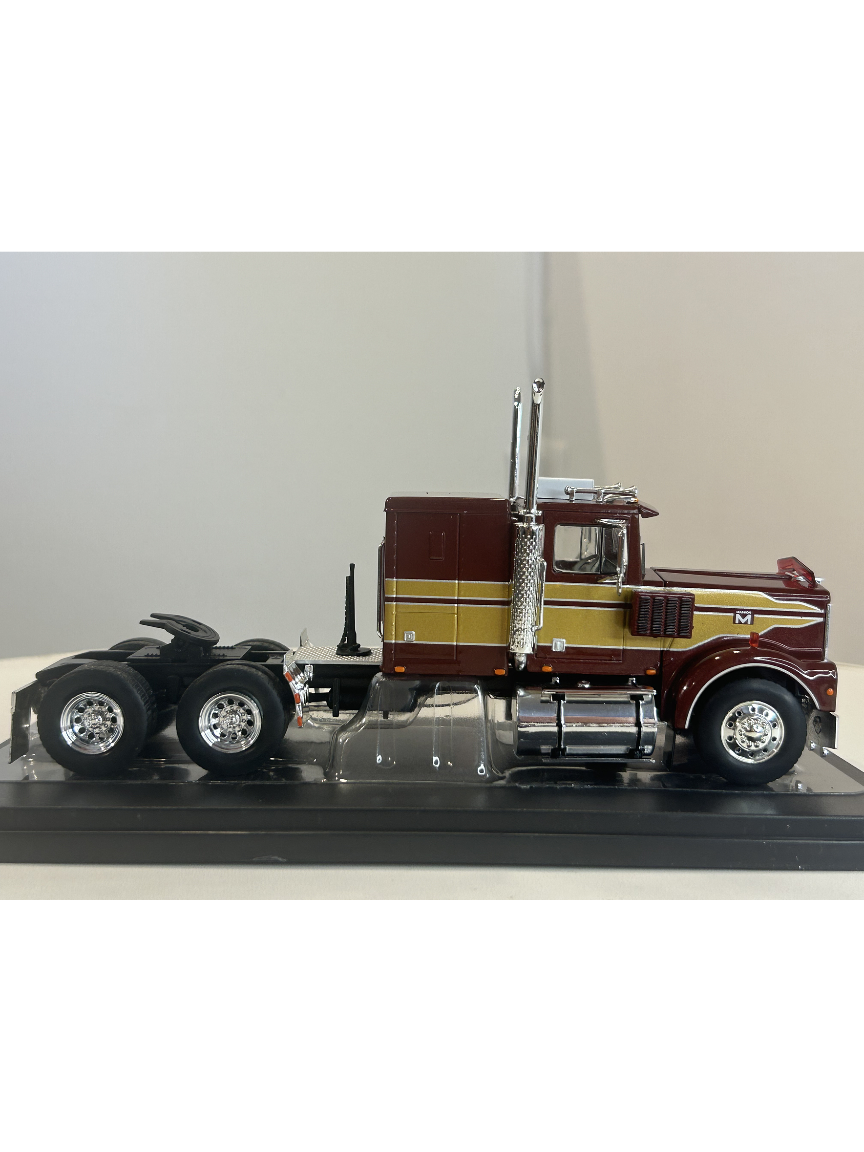 Camión Marmon CHDT 1980 – Ixo Models 1:43 – Leyenda “Rolls-Royce” del Transporte 4