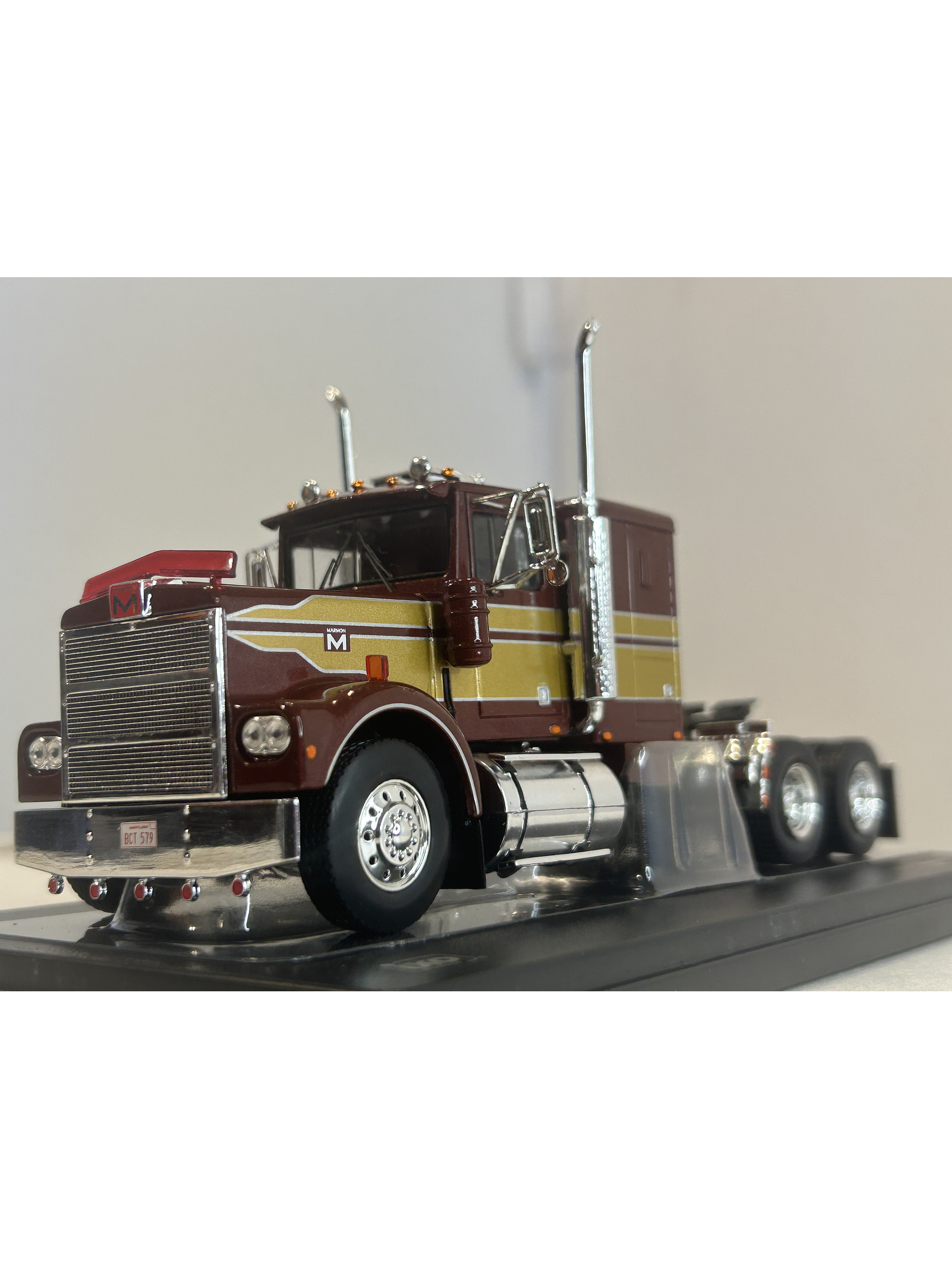 Camión Marmon CHDT 1980 – Ixo Models 1:43 – Leyenda “Rolls-Royce” del Transporte 1