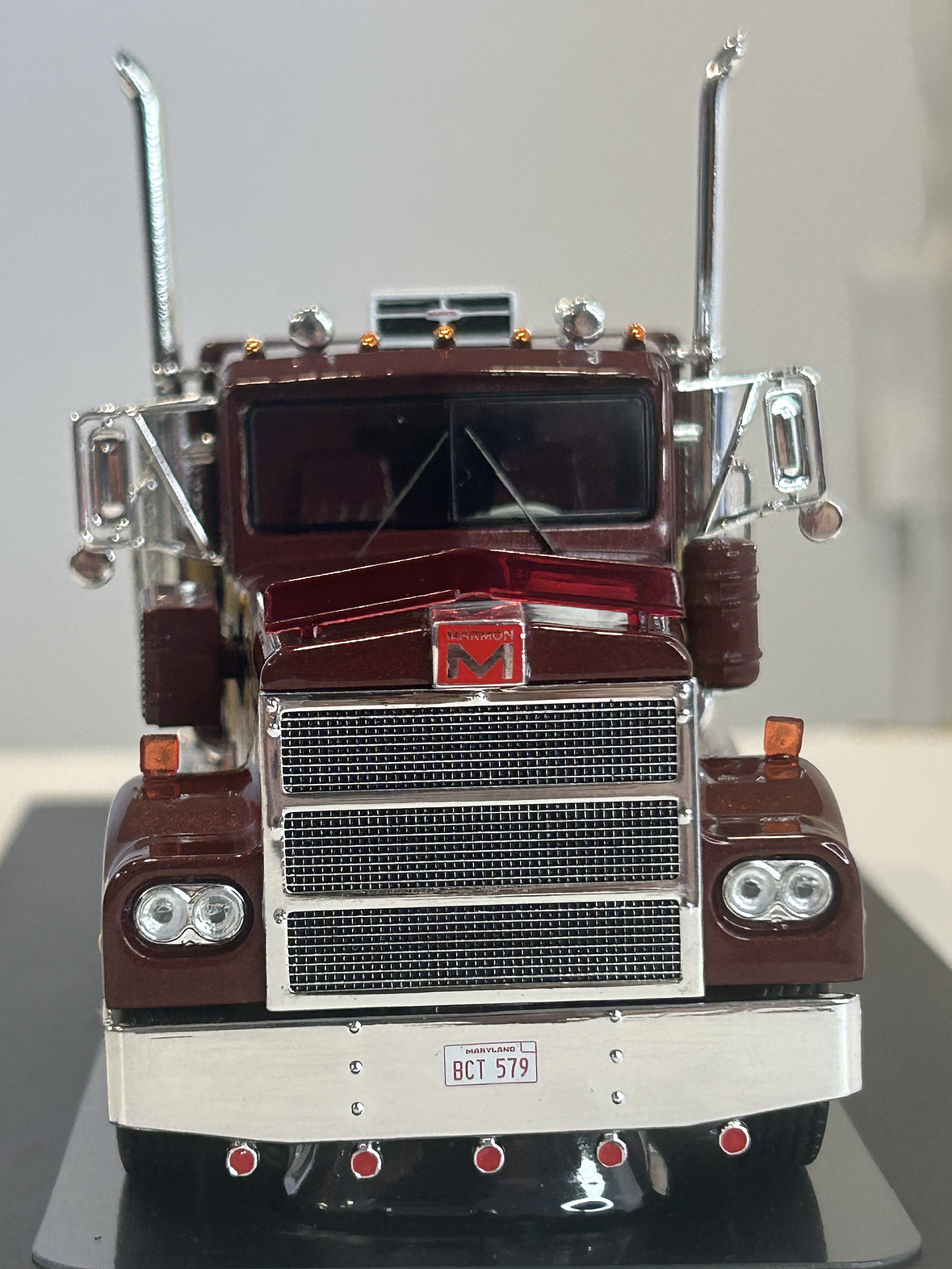 Camión Marmon CHDT 1980 – Ixo Models 1:43 – Leyenda “Rolls-Royce” del Transporte 2