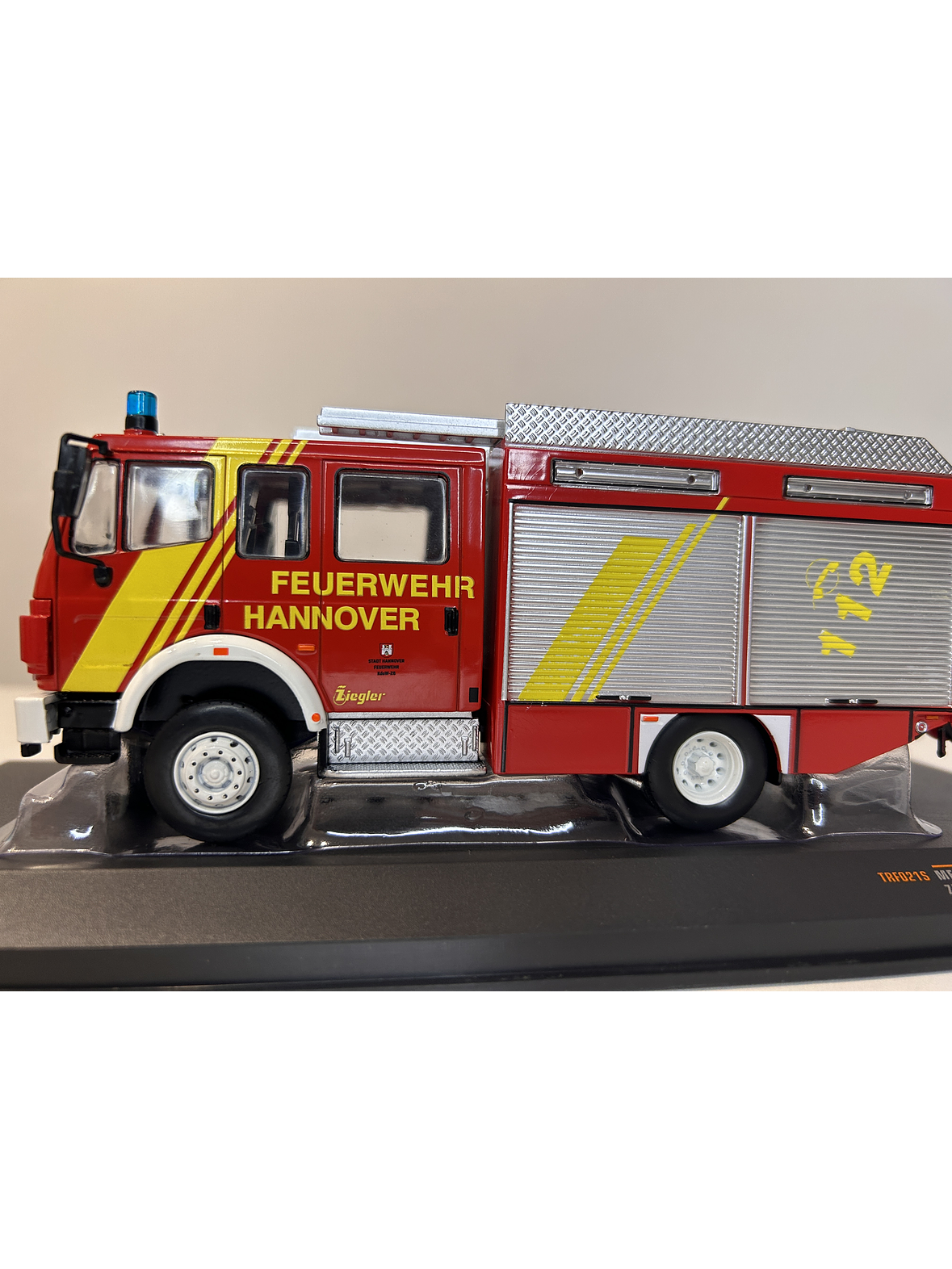 Camión de Bomberos Mercedes-Benz LF 16/12 1995 – Ixo Models 1:43 – Feuerwehr Hannover 8