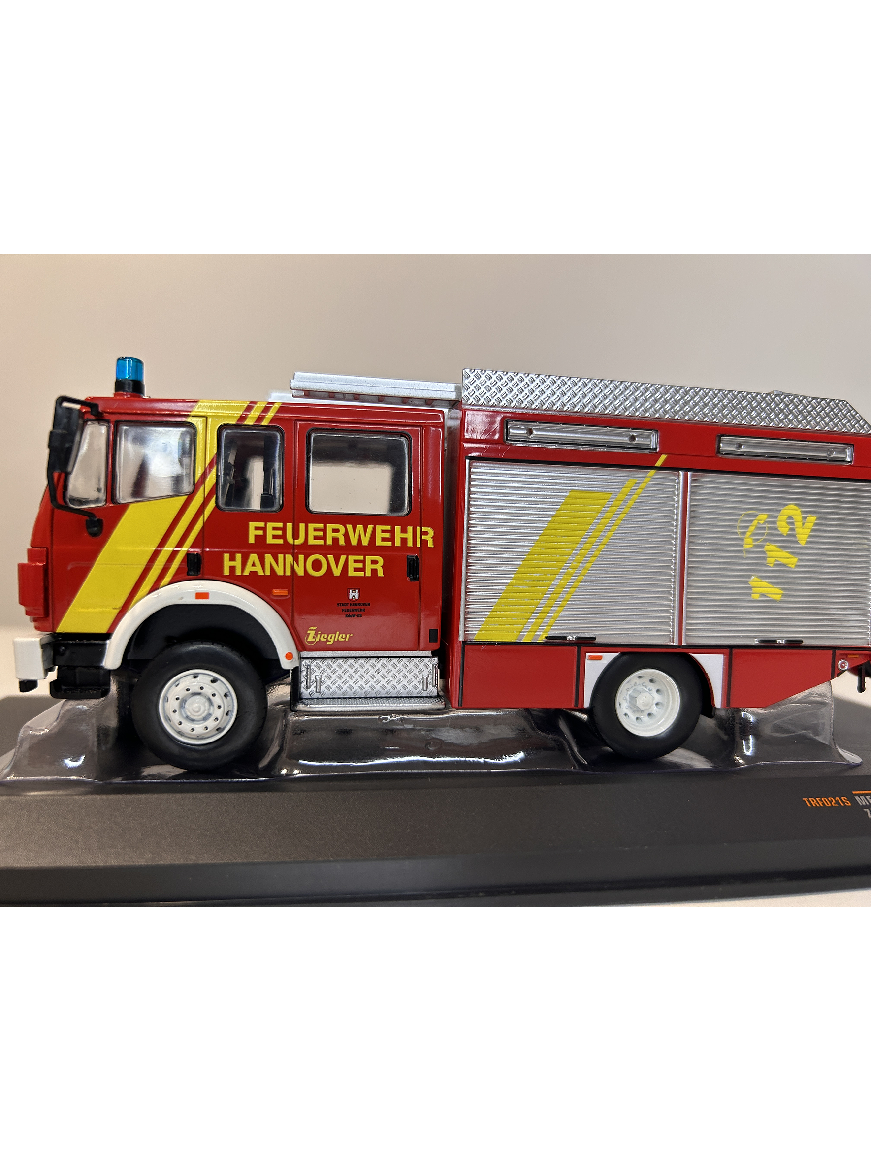 Camión de Bomberos Mercedes-Benz LF 16/12 1995 – Ixo Models 1:43 – Feuerwehr Hannover 8