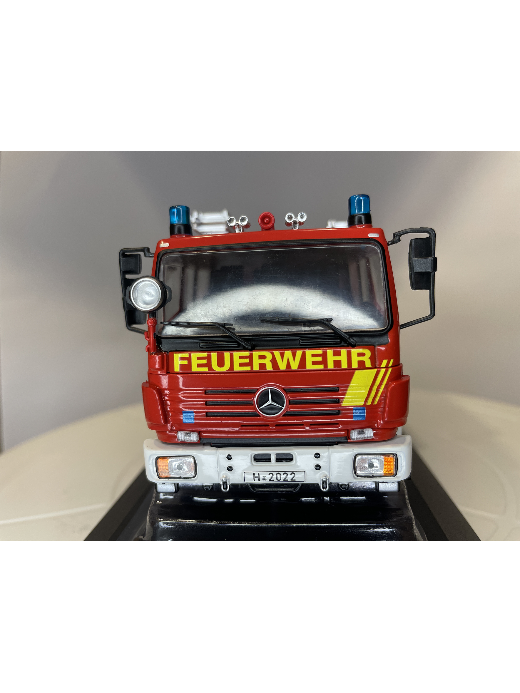 Camión de Bomberos Mercedes-Benz LF 16/12 1995 – Ixo Models 1:43 – Feuerwehr Hannover 2