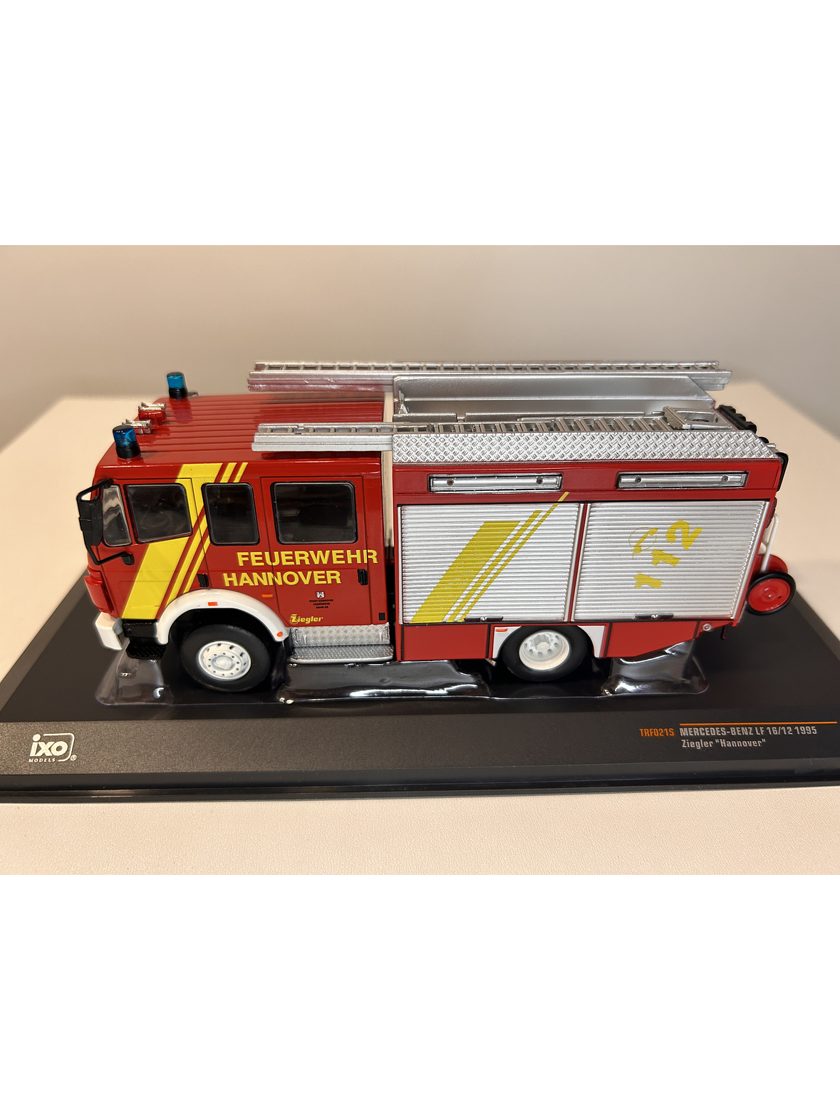 Camión de Bomberos Mercedes-Benz LF 16/12 1995 – Ixo Models 1:43 – Feuerwehr Hannover 9
