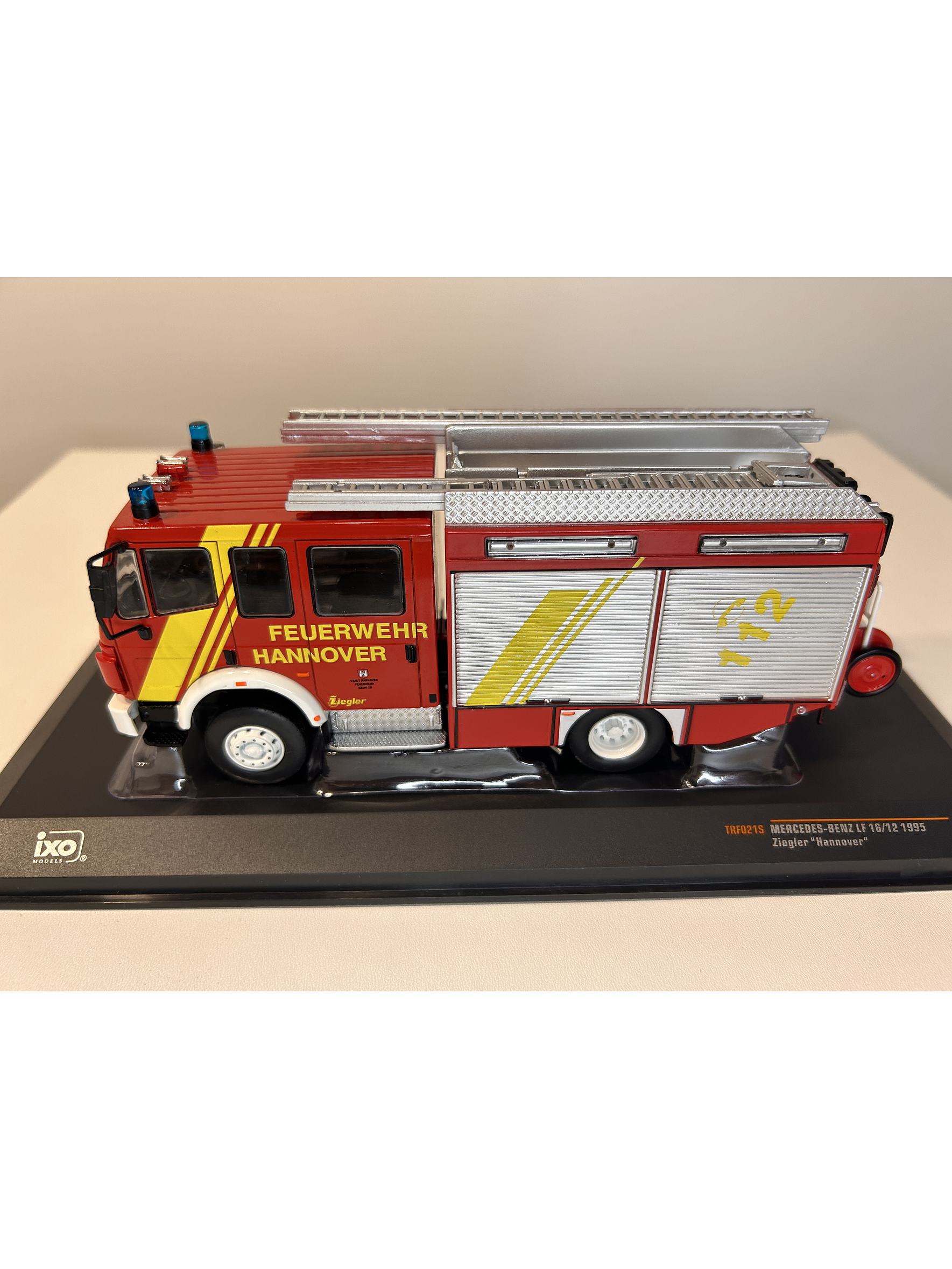 Camión de Bomberos Mercedes-Benz LF 16/12 1995 – Ixo Models 1:43 – Feuerwehr Hannover 9