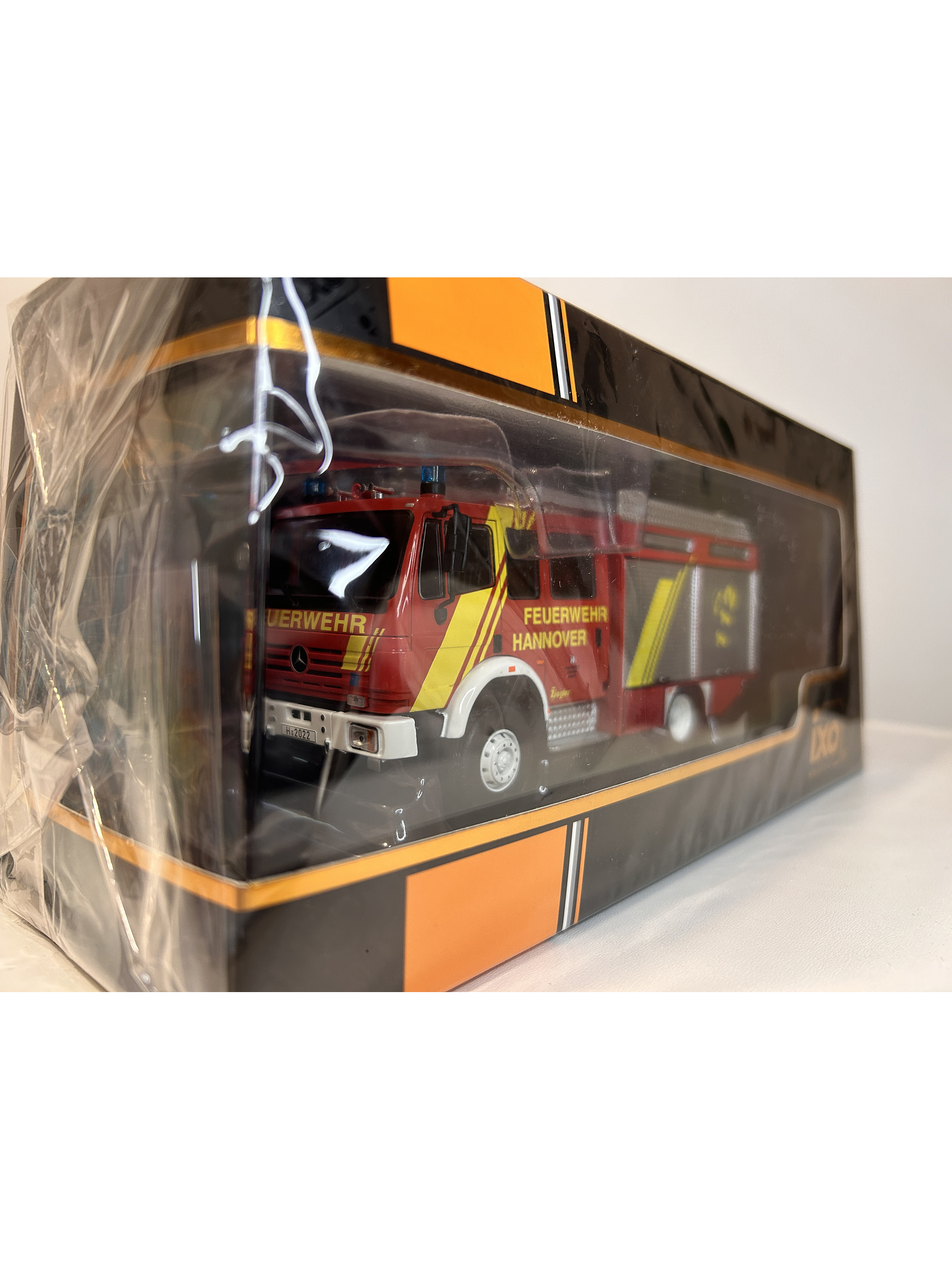 Camión de Bomberos Mercedes-Benz LF 16/12 1995 – Ixo Models 1:43 – Feuerwehr Hannover 11