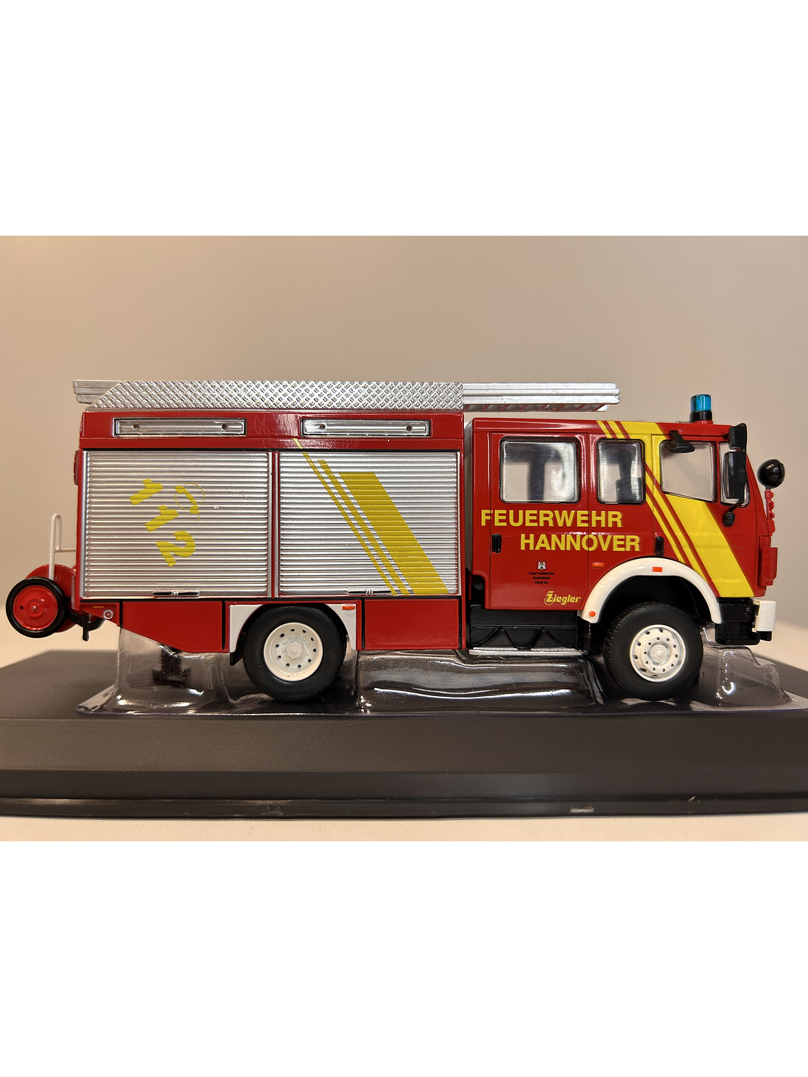 Camión de Bomberos Mercedes-Benz LF 16/12 1995 – Ixo Models 1:43 – Feuerwehr Hannover 4