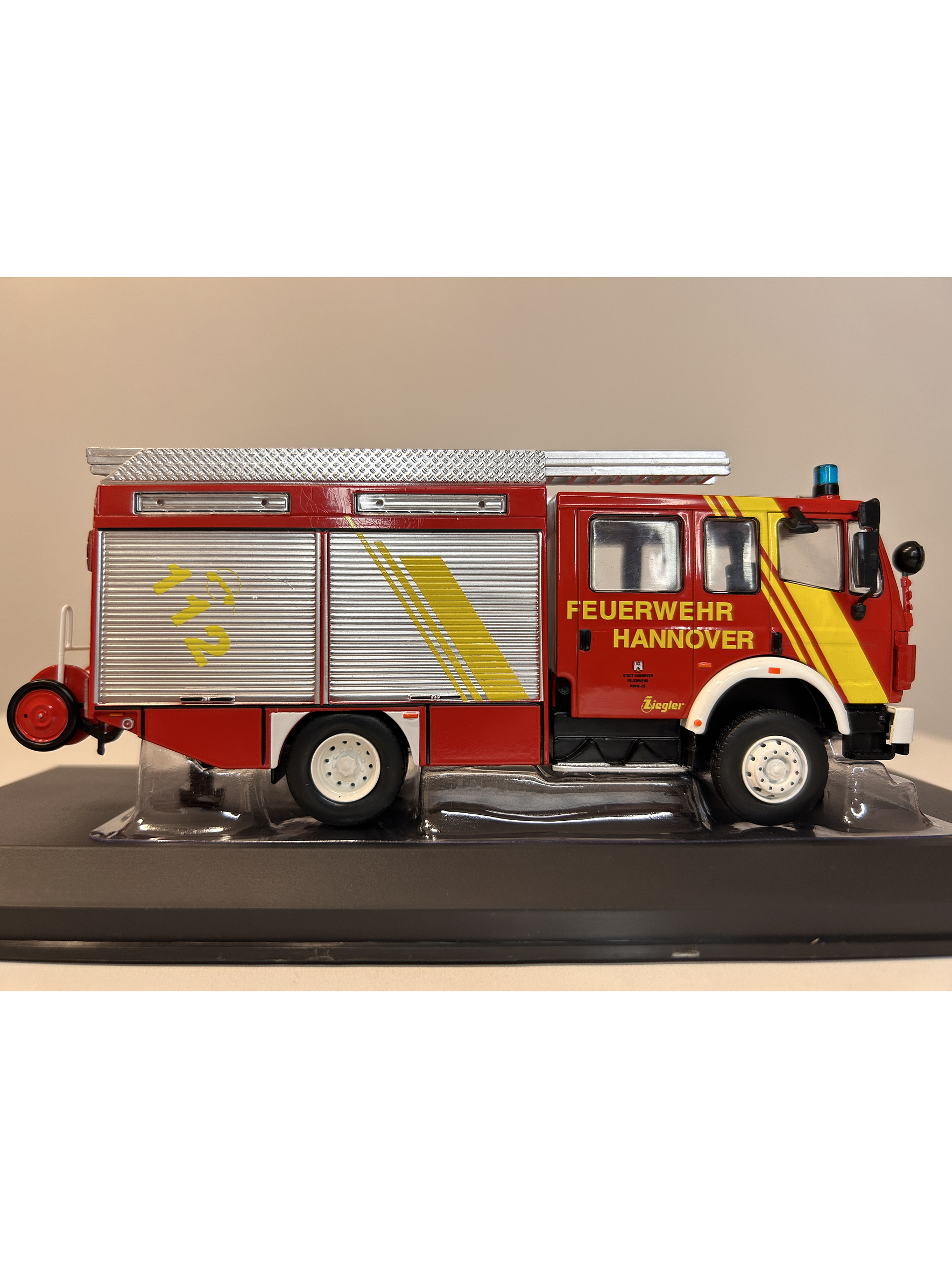 Camión de Bomberos Mercedes-Benz LF 16/12 1995 – Ixo Models 1:43 – Feuerwehr Hannover 4