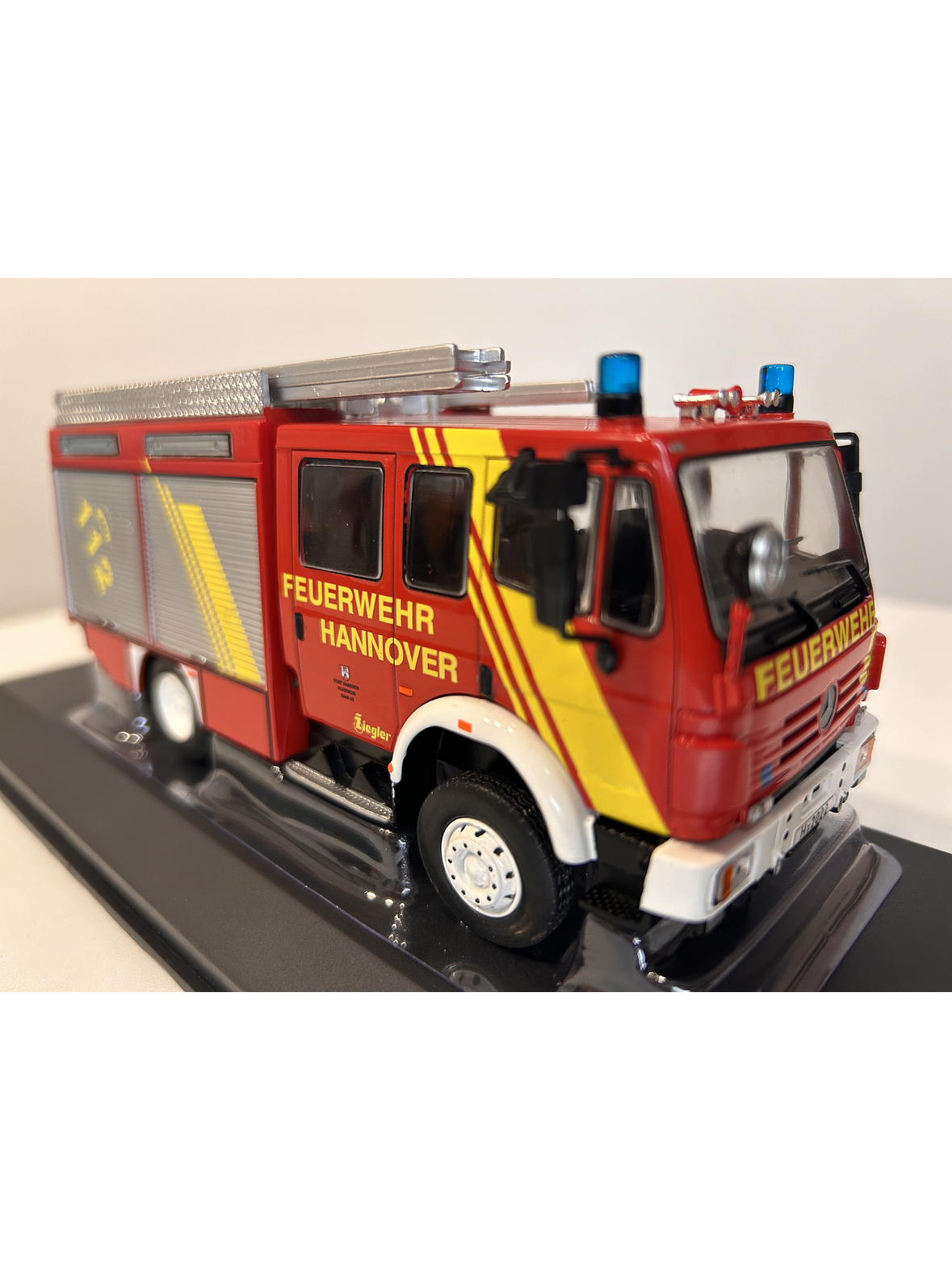 Camión de Bomberos Mercedes-Benz LF 16/12 1995 – Ixo Models 1:43 – Feuerwehr Hannover 3