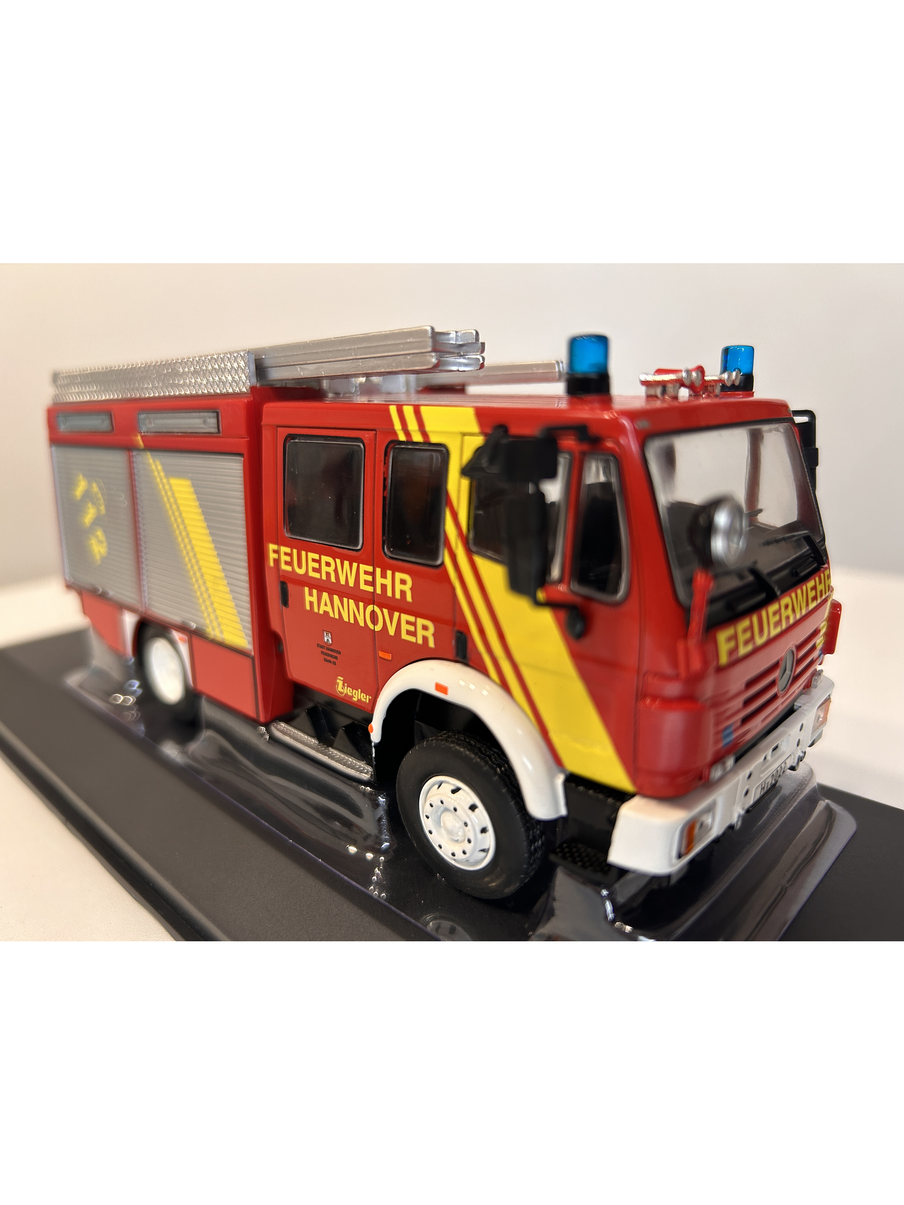 Camión de Bomberos Mercedes-Benz LF 16/12 1995 – Ixo Models 1:43 – Feuerwehr Hannover 3