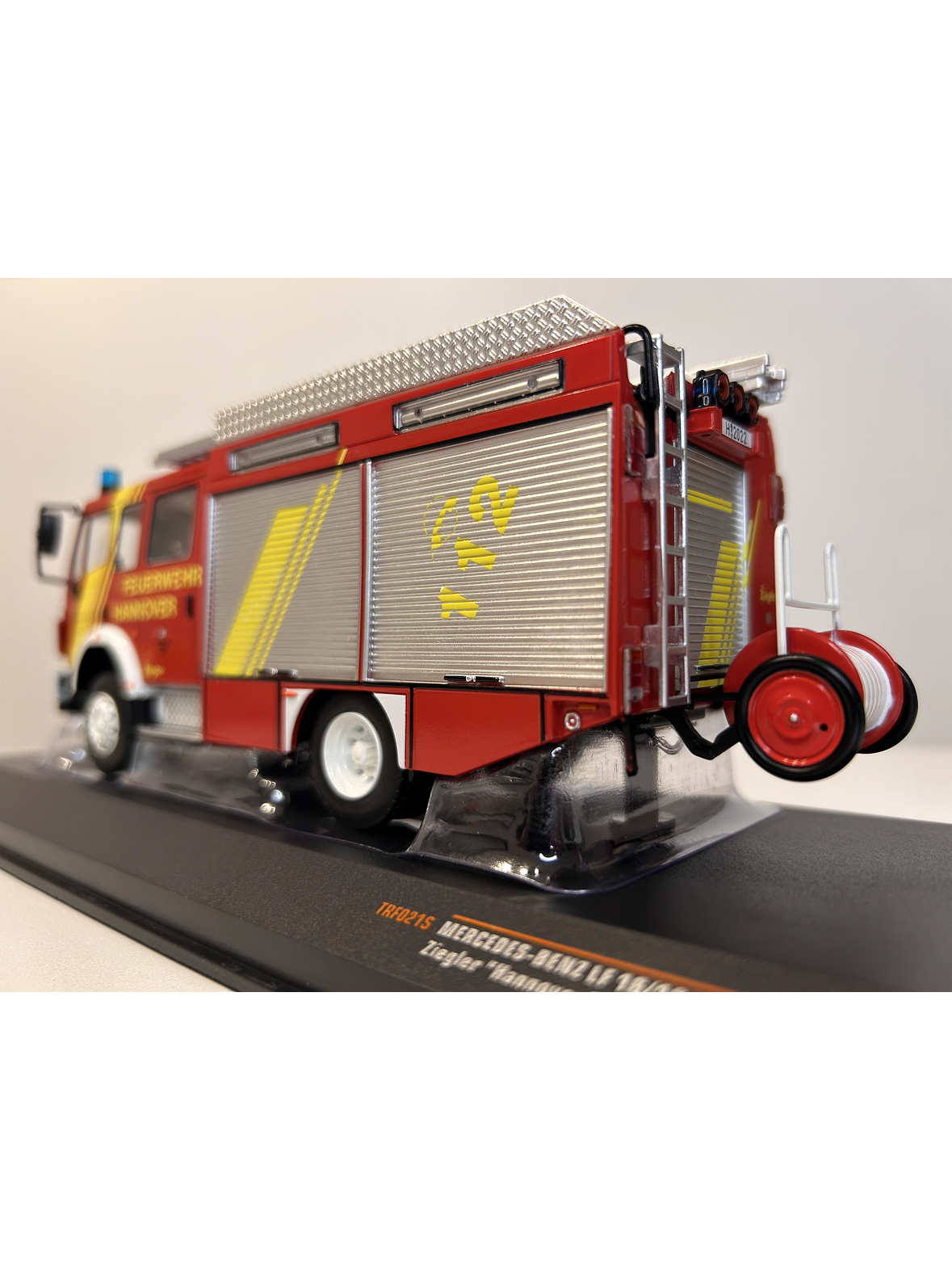 Camión de Bomberos Mercedes-Benz LF 16/12 1995 – Ixo Models 1:43 – Feuerwehr Hannover 7