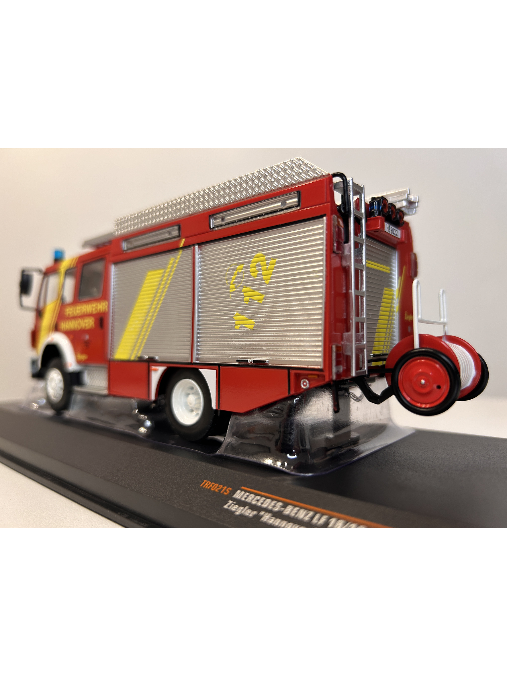 Camión de Bomberos Mercedes-Benz LF 16/12 1995 – Ixo Models 1:43 – Feuerwehr Hannover 7