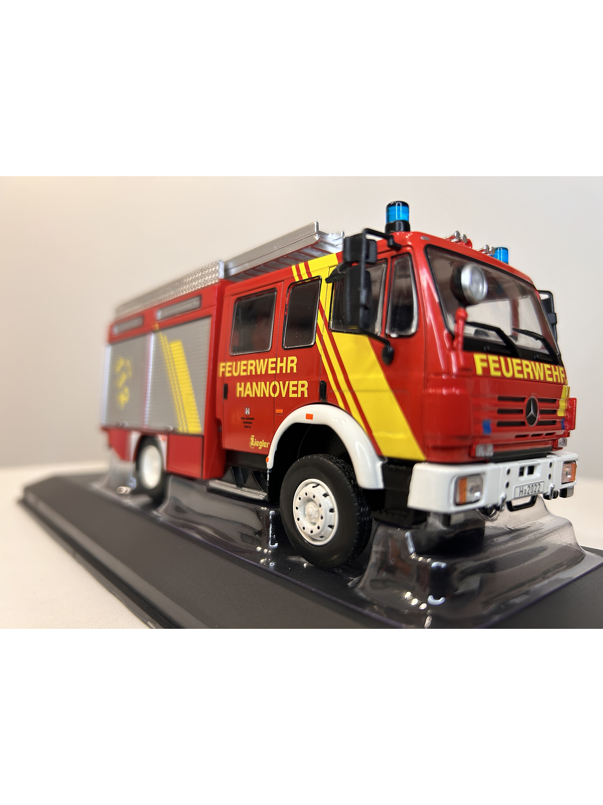 Camión de Bomberos Mercedes-Benz LF 16/12 1995 – Ixo Models 1:43 – Feuerwehr Hannover 10