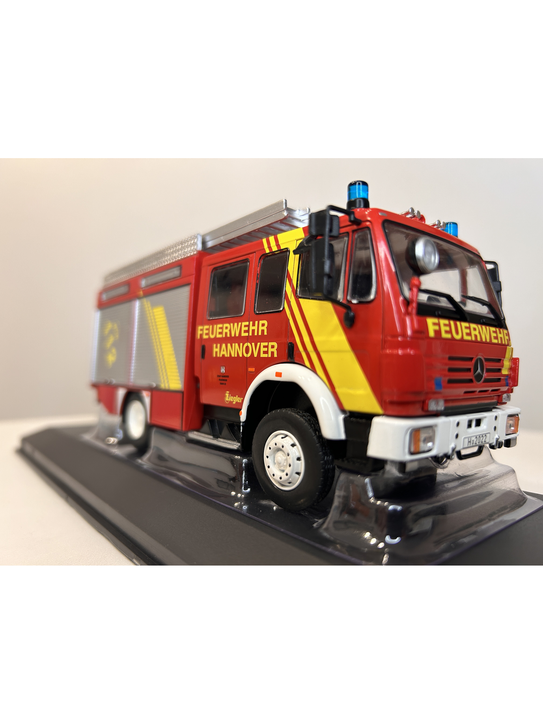 Camión de Bomberos Mercedes-Benz LF 16/12 1995 – Ixo Models 1:43 – Feuerwehr Hannover 10