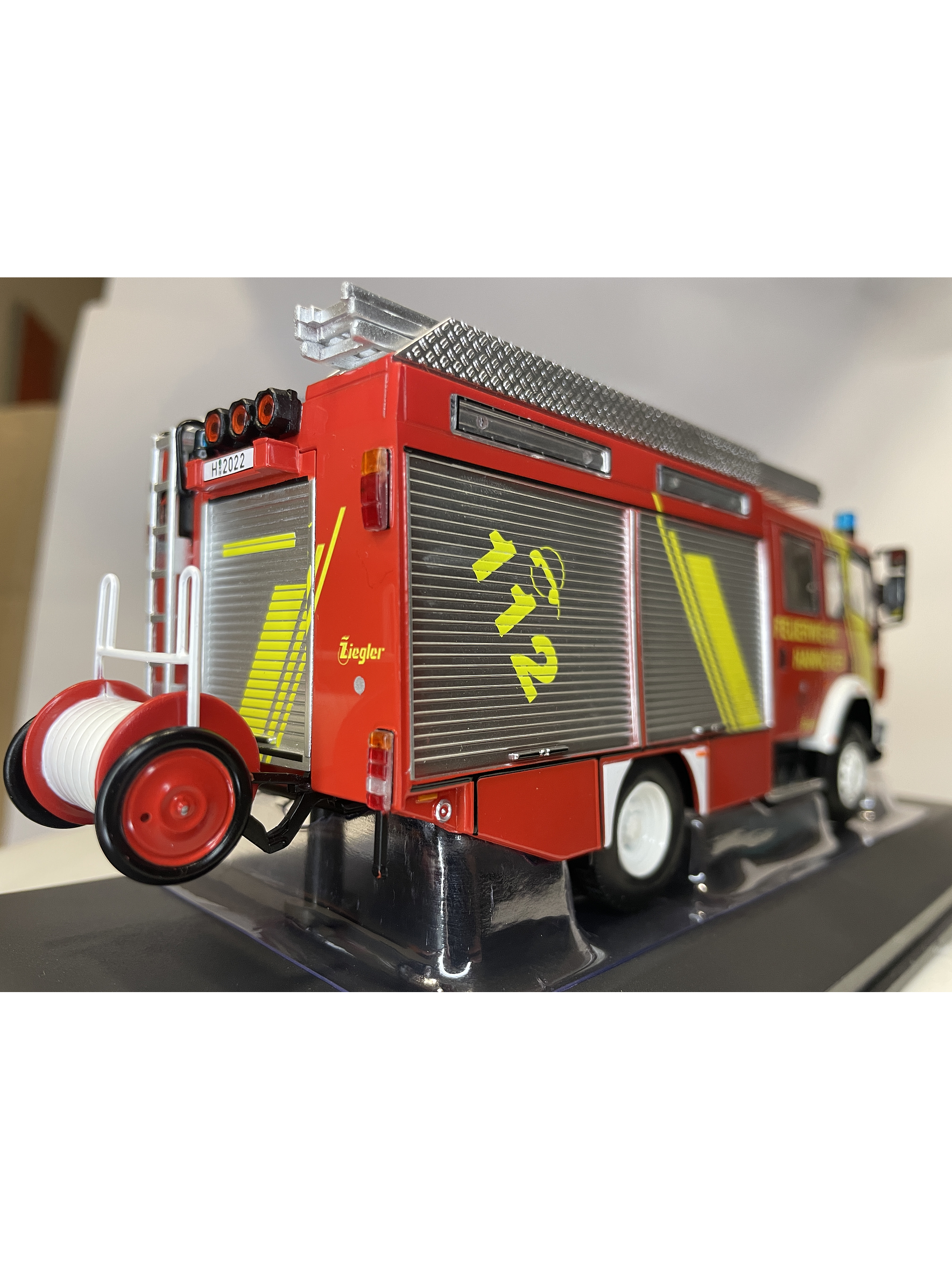 Camión de Bomberos Mercedes-Benz LF 16/12 1995 – Ixo Models 1:43 – Feuerwehr Hannover 5