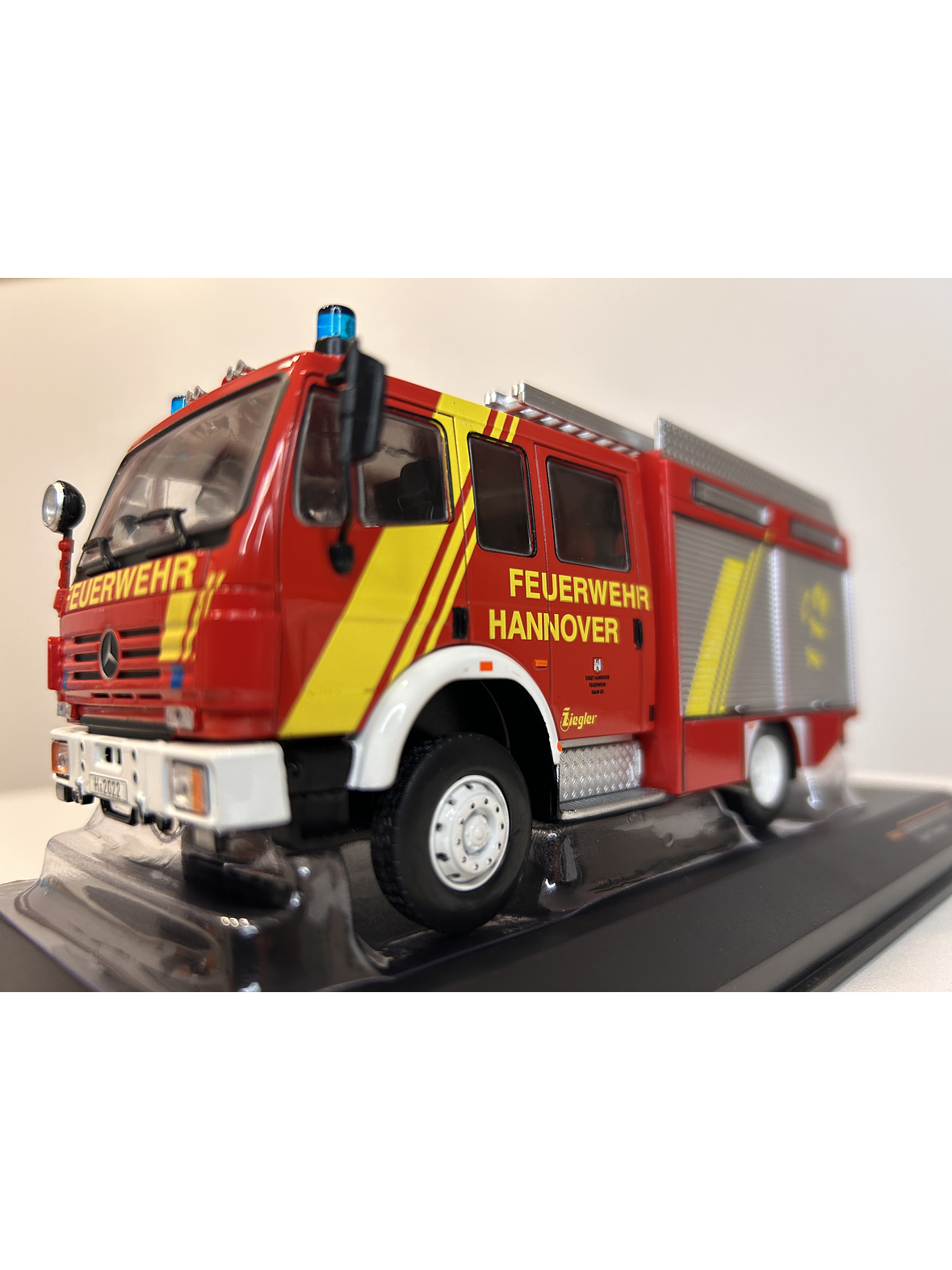 Camión de Bomberos Mercedes-Benz LF 16/12 1995 – Ixo Models 1:43 – Feuerwehr Hannover 1