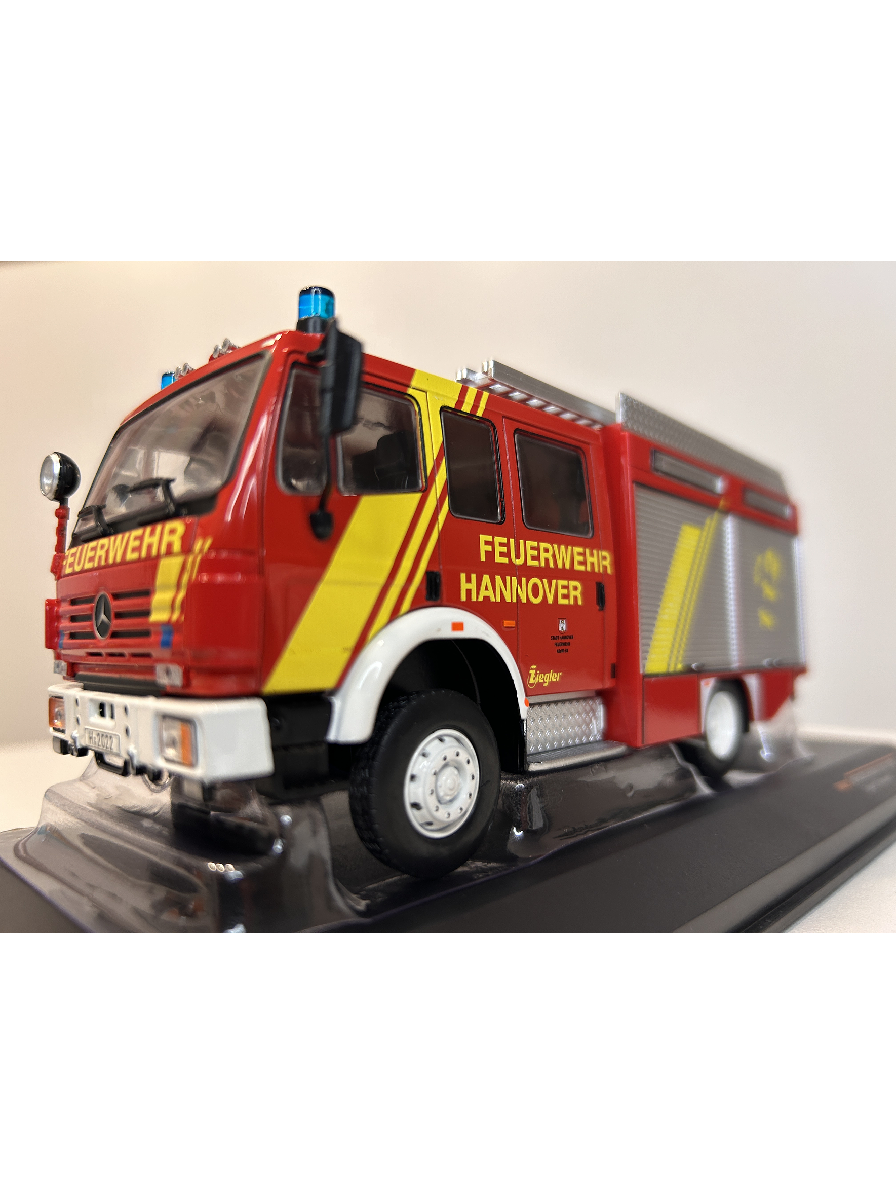 Camión de Bomberos Mercedes-Benz LF 16/12 1995 – Ixo Models 1:43 – Feuerwehr Hannover 1