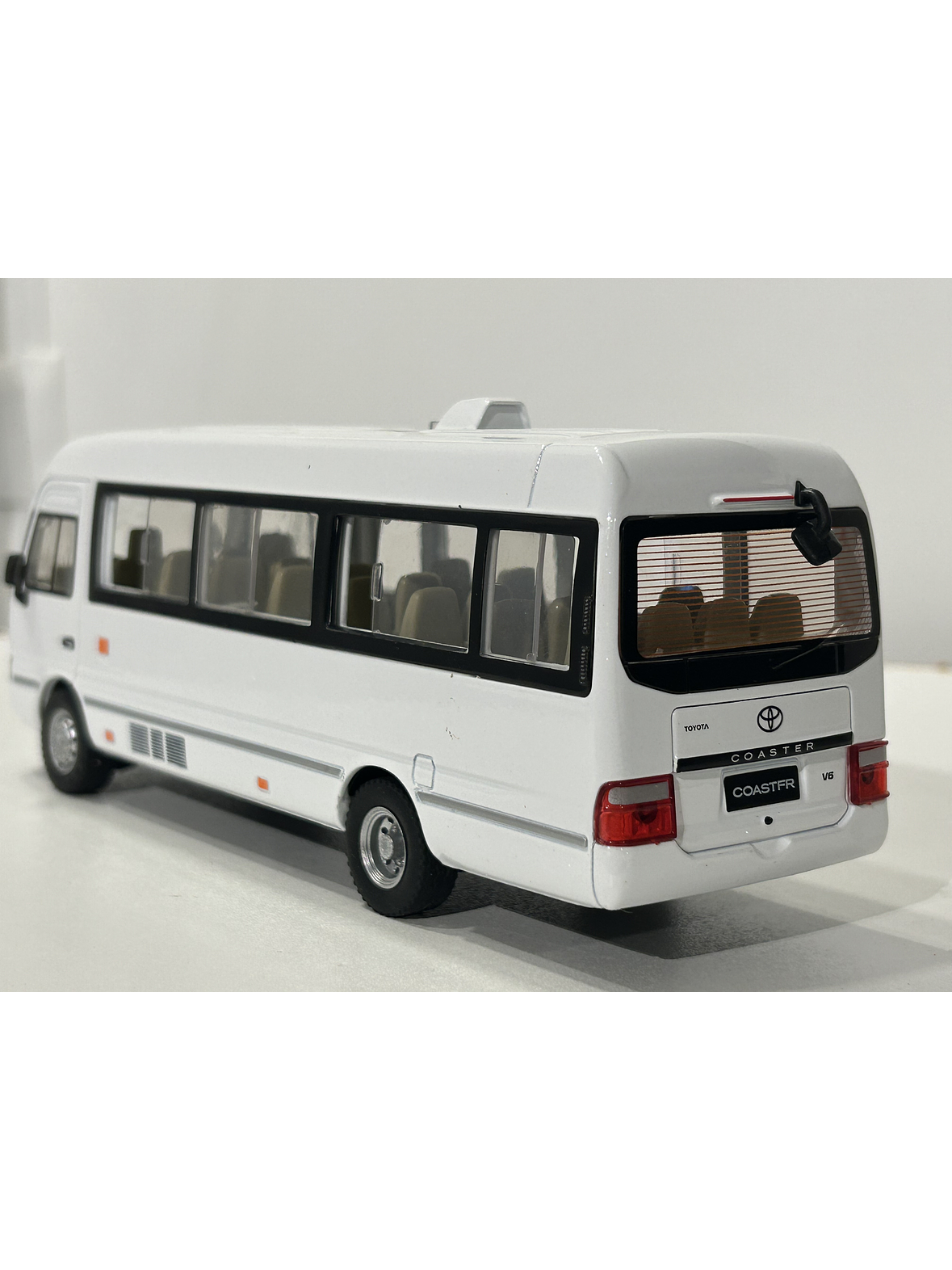 Toyota Coaster – Minibús Clásico Escala 1:24 – OEM Diecast 4