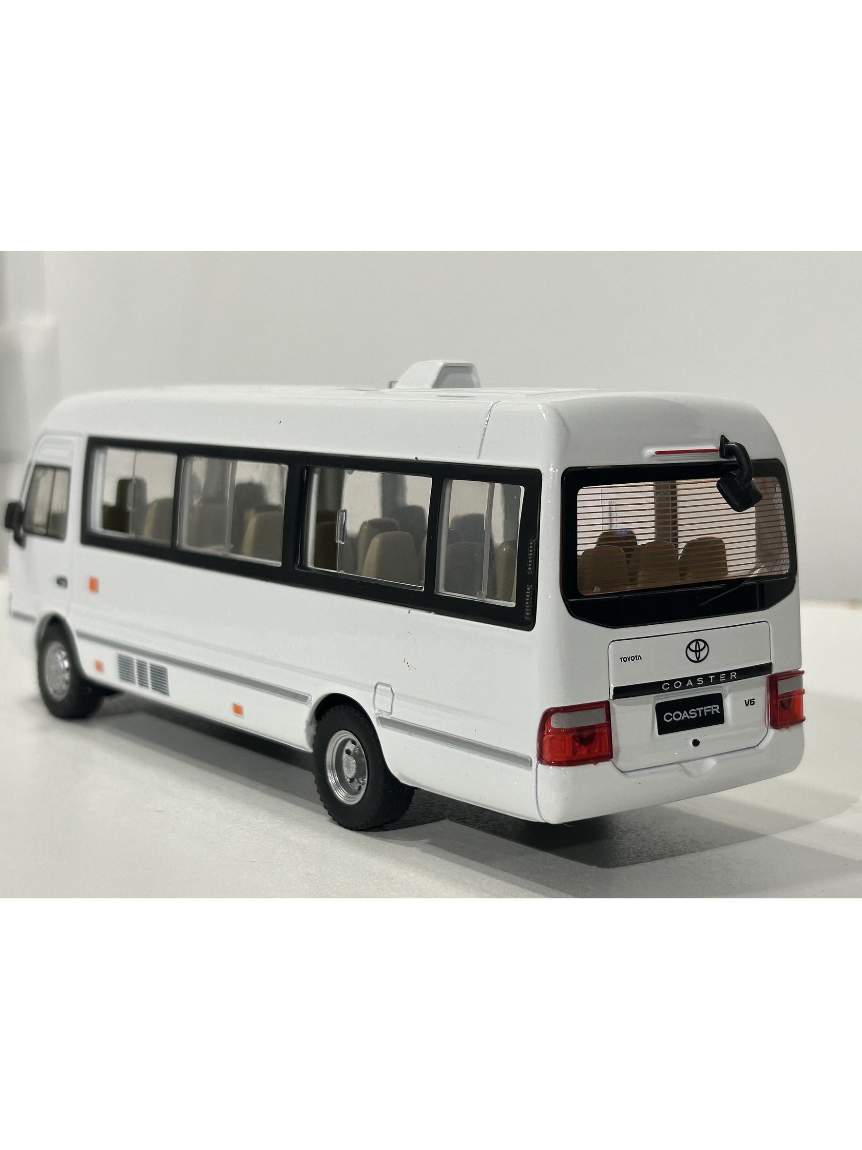 Toyota Coaster – Minibús Clásico Escala 1:24 – OEM Diecast 4