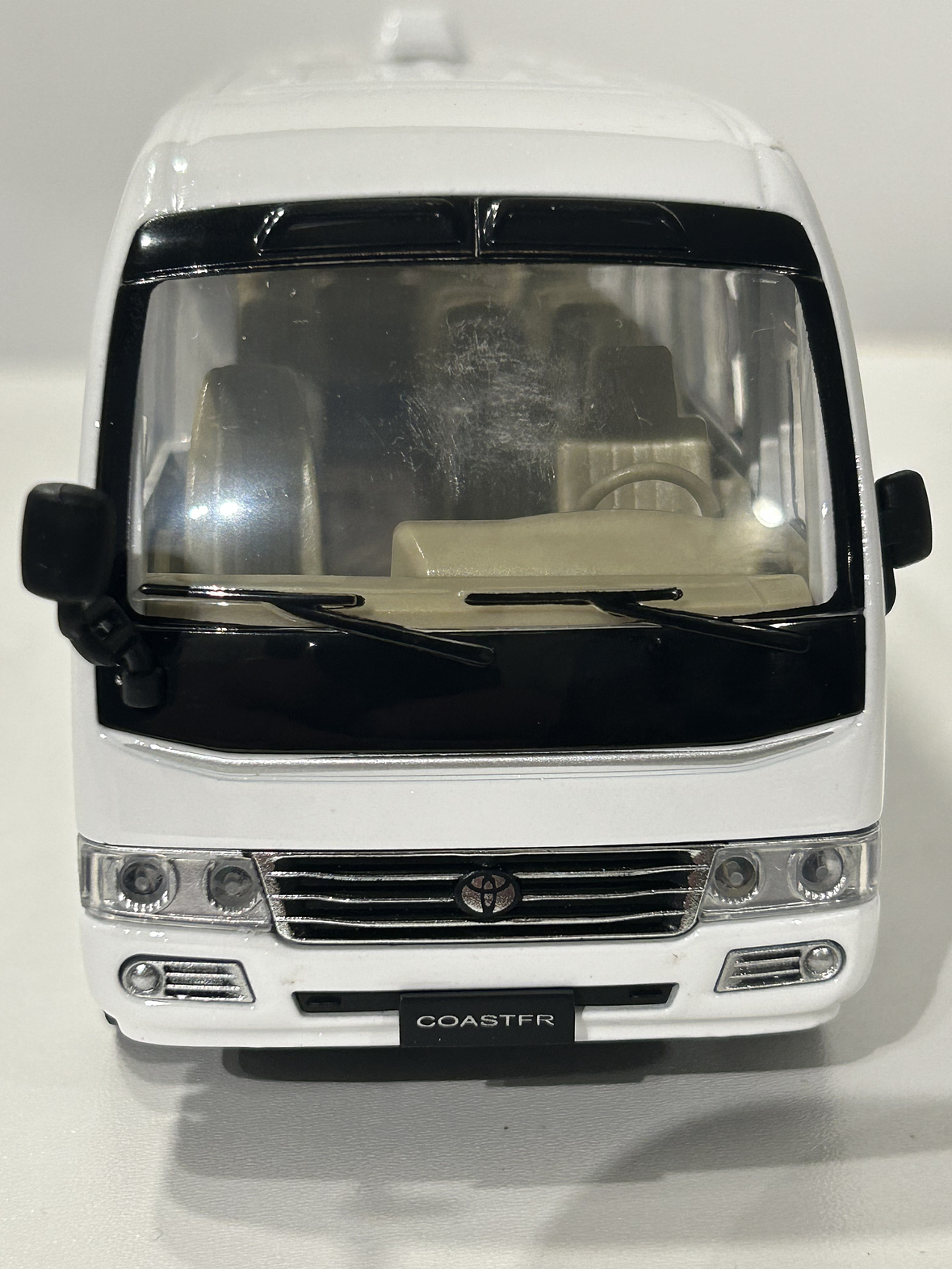 Toyota Coaster – Minibús Clásico Escala 1:24 – OEM Diecast 2