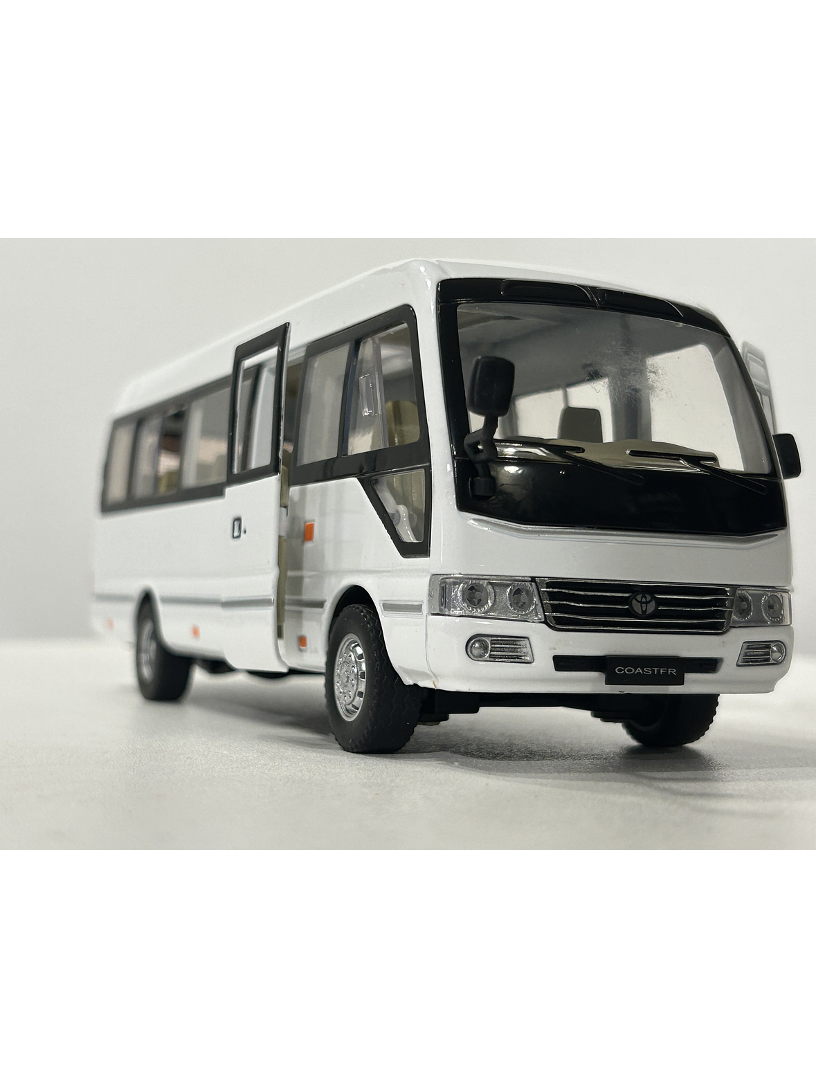 Toyota Coaster – Minibús Clásico Escala 1:24 – OEM Diecast 3
