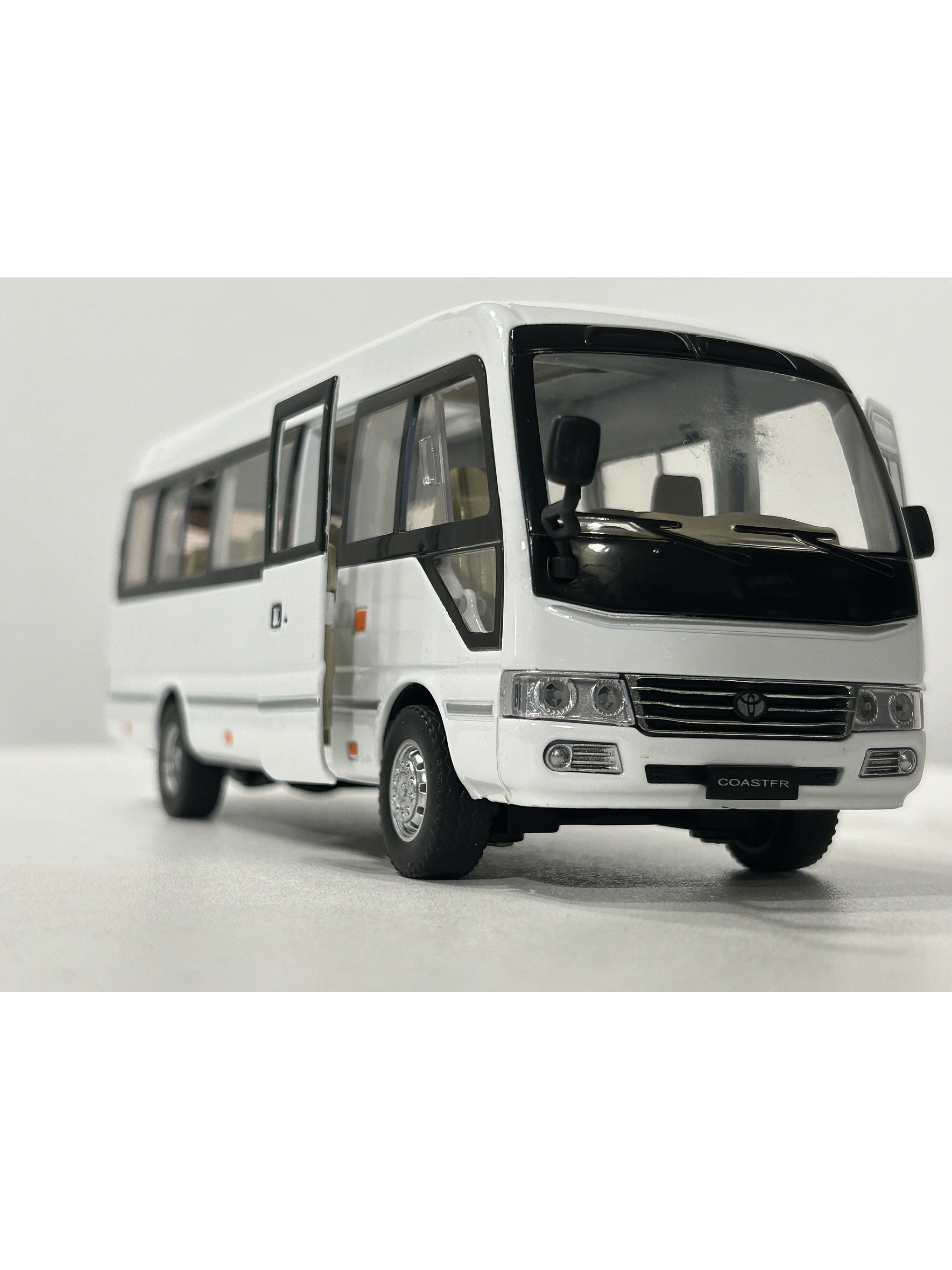 Toyota Coaster – Minibús Clásico Escala 1:24 – OEM Diecast 3