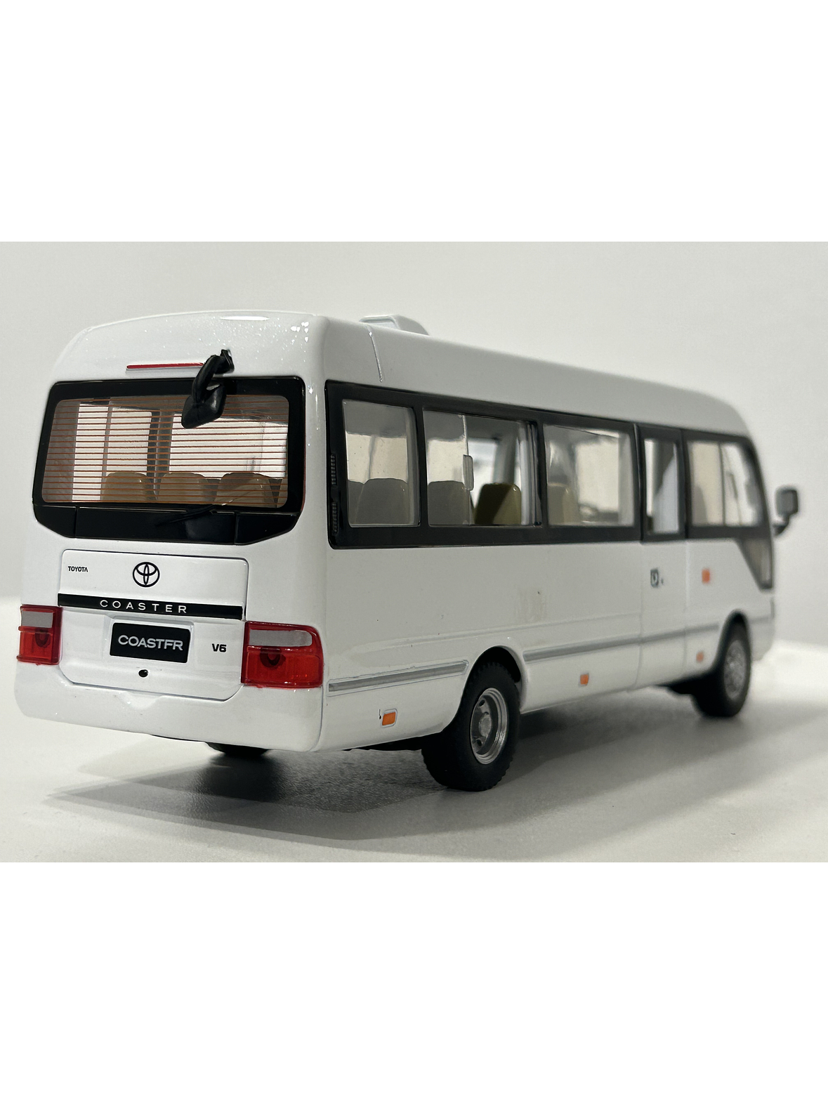 Toyota Coaster – Minibús Clásico Escala 1:24 – OEM Diecast 5