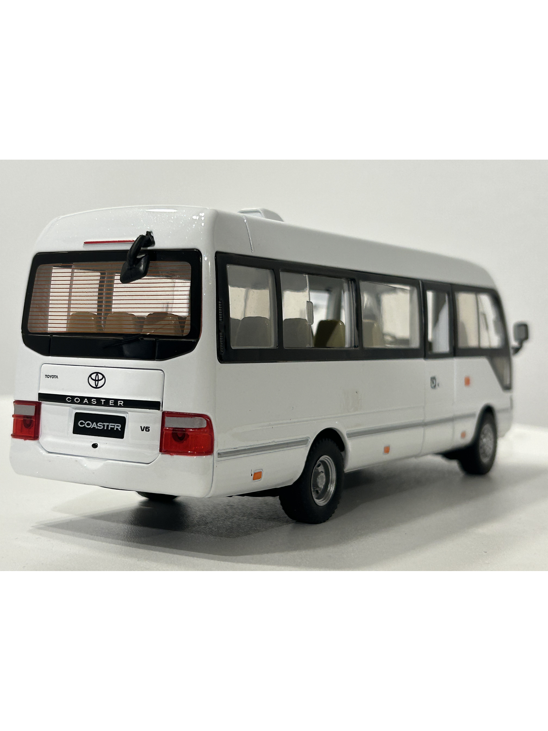 Toyota Coaster – Minibús Clásico Escala 1:24 – OEM Diecast 5