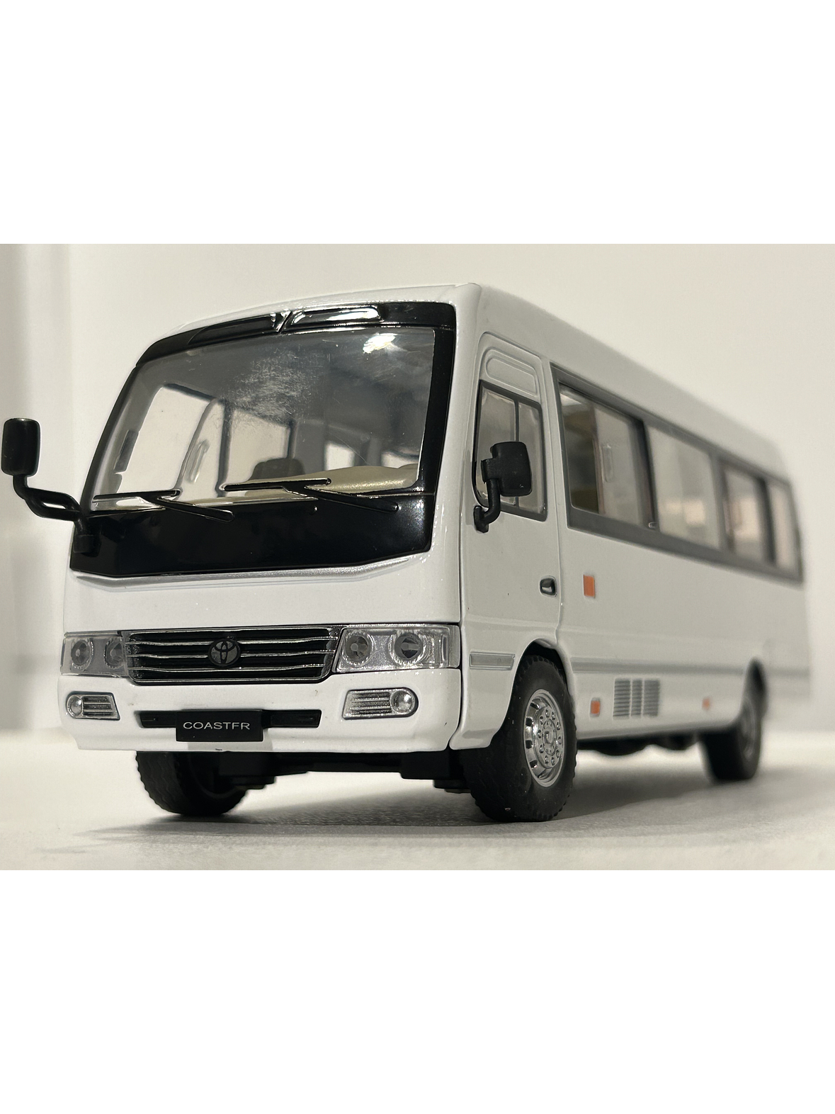 Toyota Coaster – Minibús Clásico Escala 1:24 – OEM Diecast 1