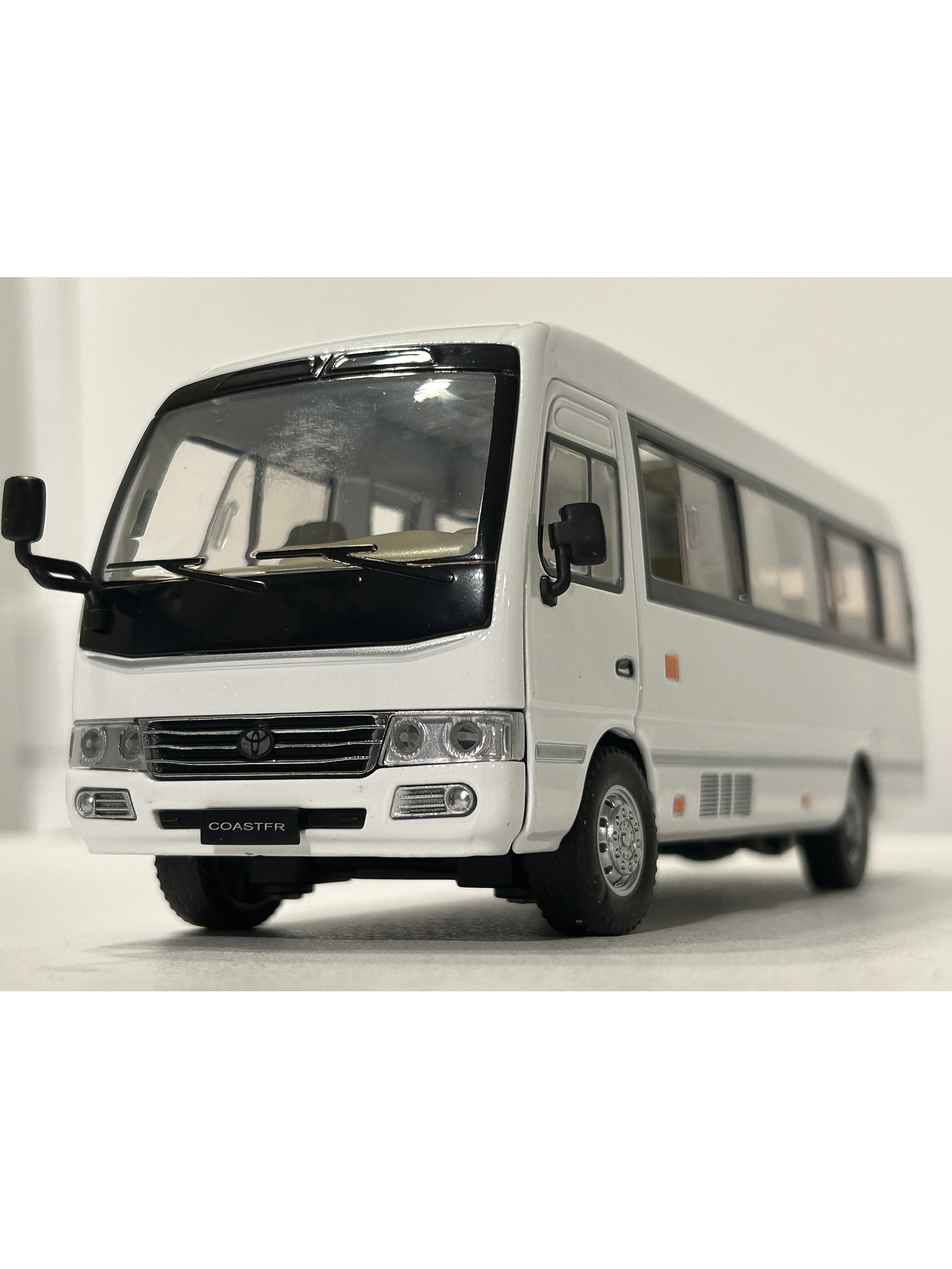 Toyota Coaster – Minibús Clásico Escala 1:24 – OEM Diecast 1