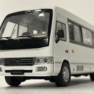 Toyota Coaster – Minibús Clásico Escala 1:24 – OEM Diecast