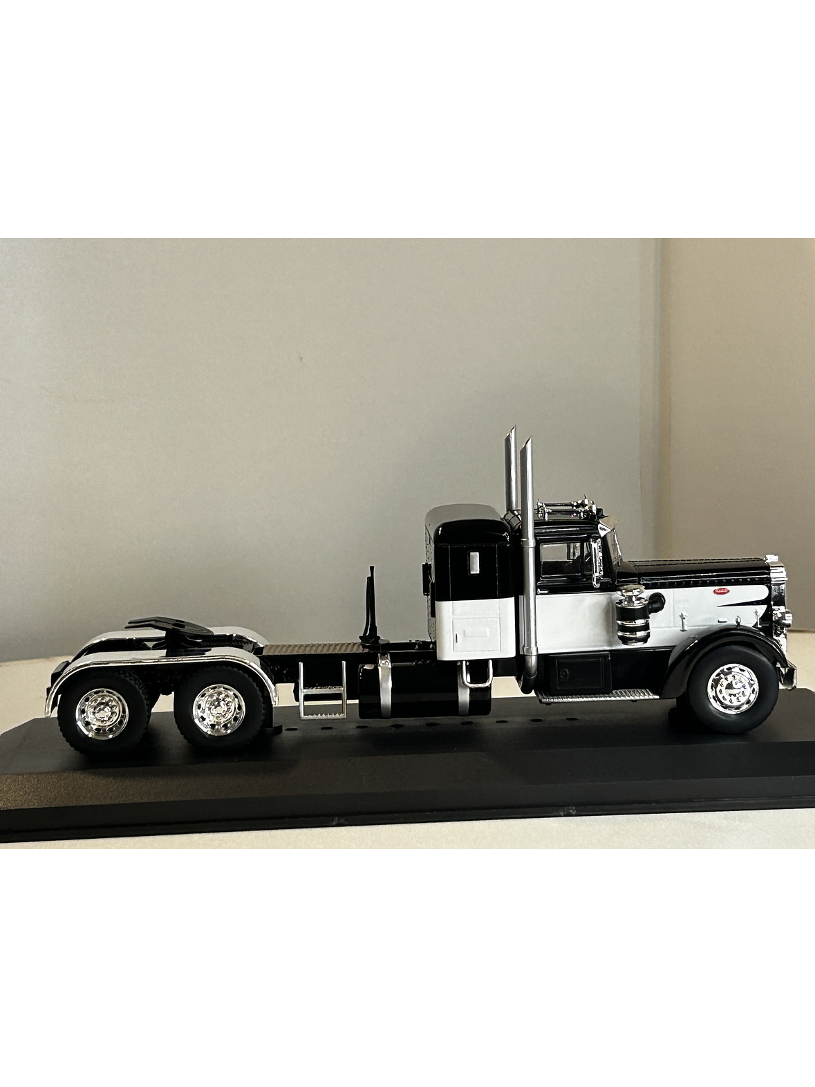 Peterbilt 350 1952 (1:43) – Camión Clásico Ixo Models – “Iron-Nose” 14