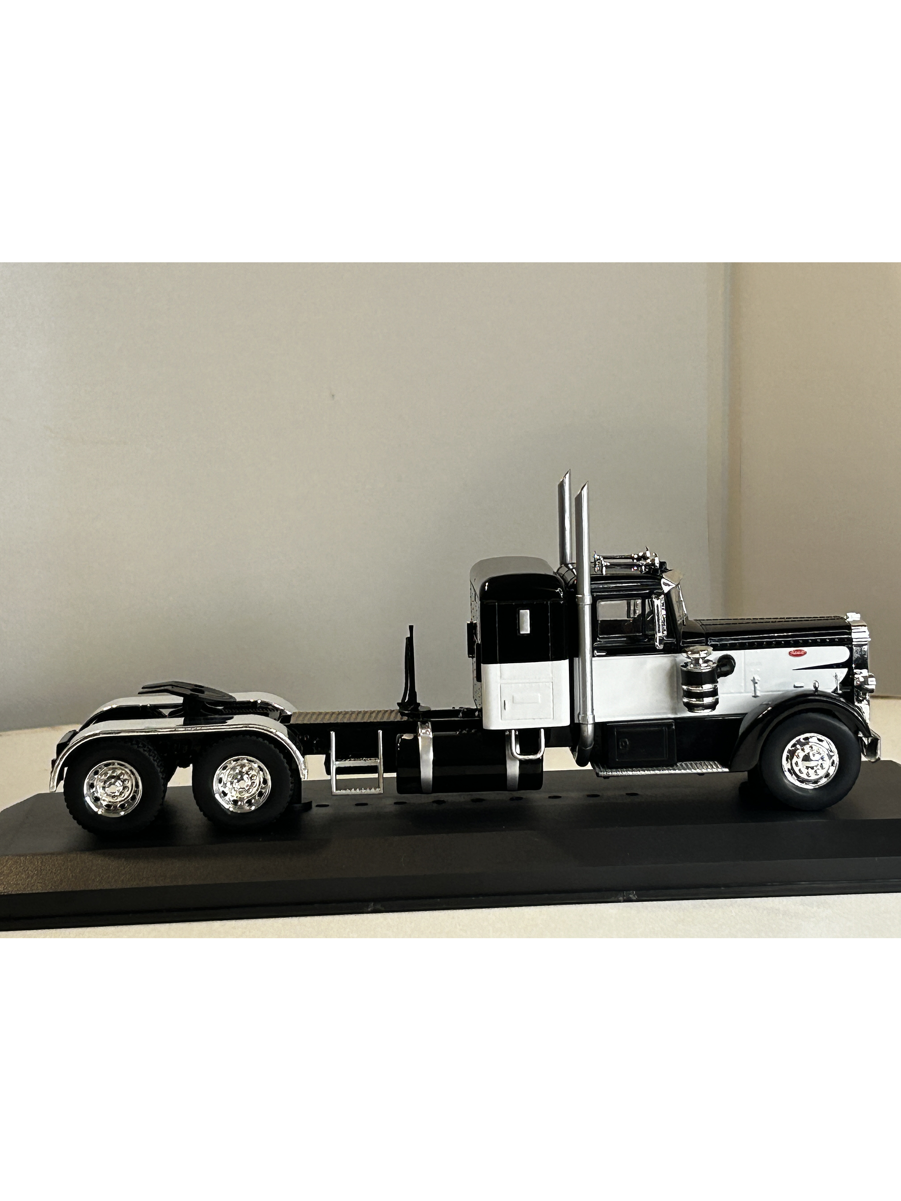 Peterbilt 350 1952 (1:43) – Camión Clásico Ixo Models – “Iron-Nose” 14