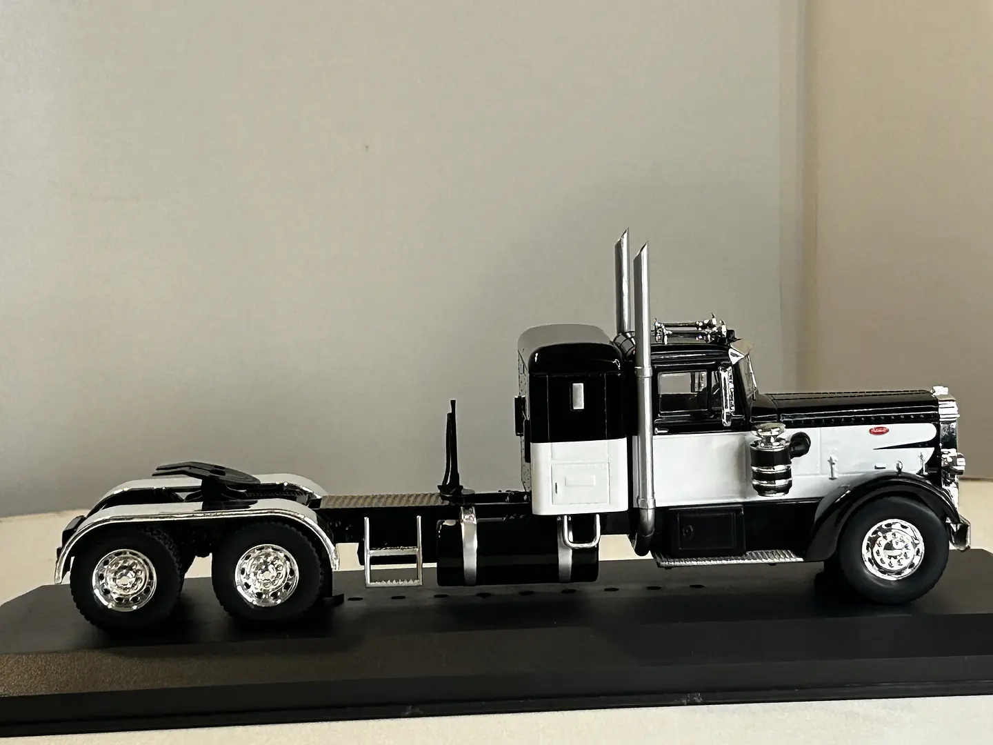Camión Peterbilt 350 “Iron-Nose” (1952) | IXO 1:43 5