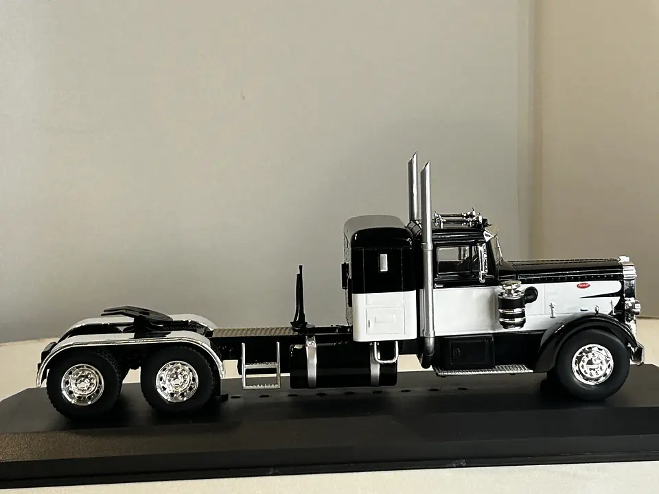 Camión Peterbilt 350 “Iron-Nose” (1952) | IXO 1:43 5