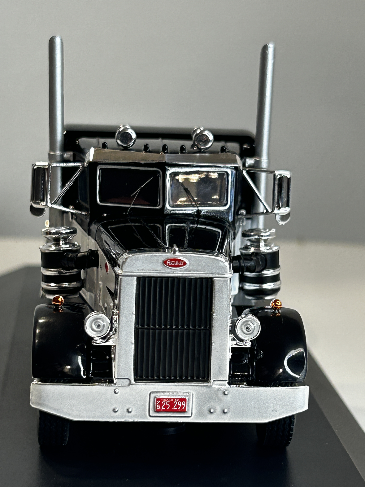 Peterbilt 350 1952 (1:43) – Camión Clásico Ixo Models – “Iron-Nose” 12
