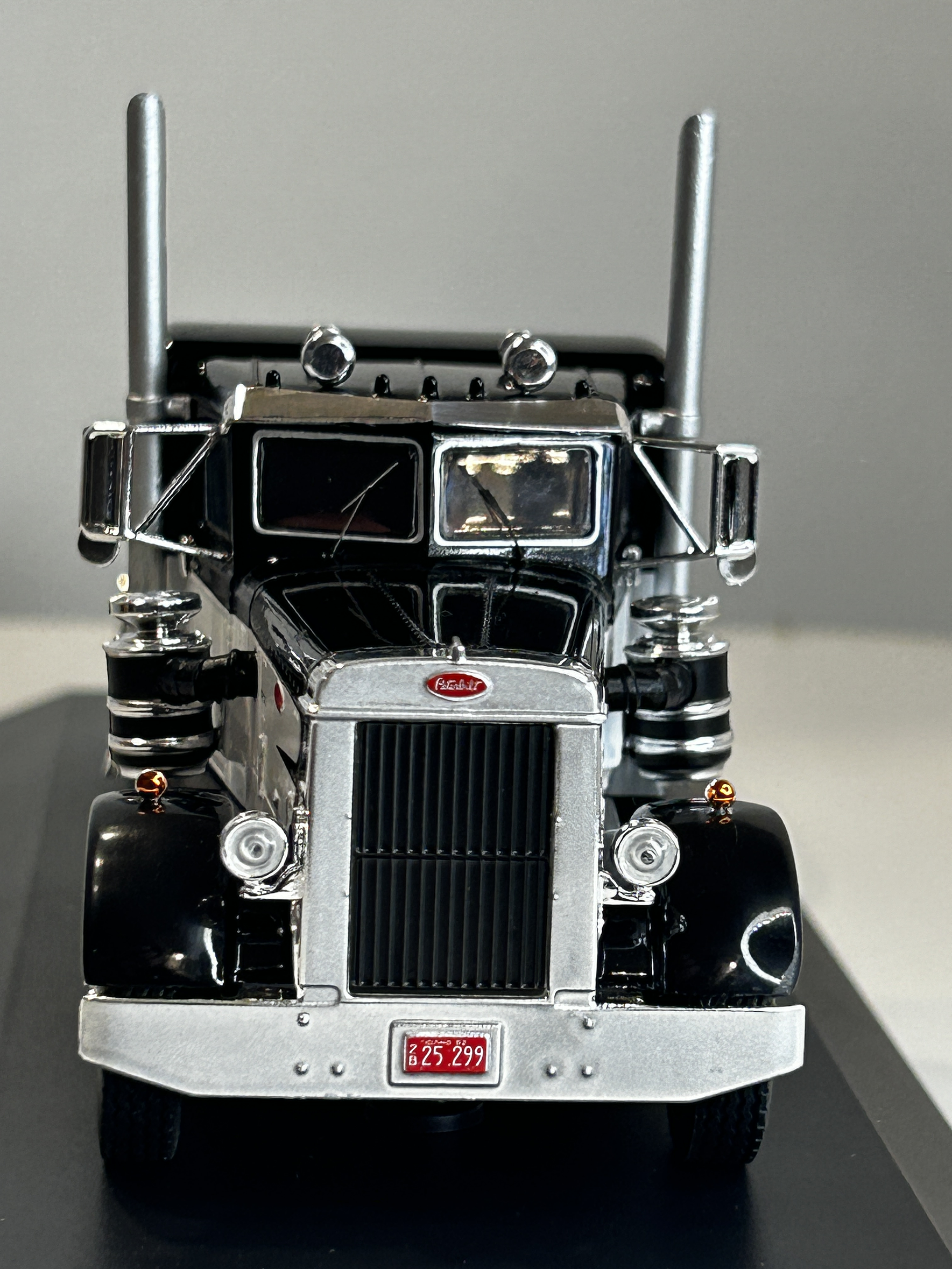 Peterbilt 350 1952 (1:43) – Camión Clásico Ixo Models – “Iron-Nose” 12