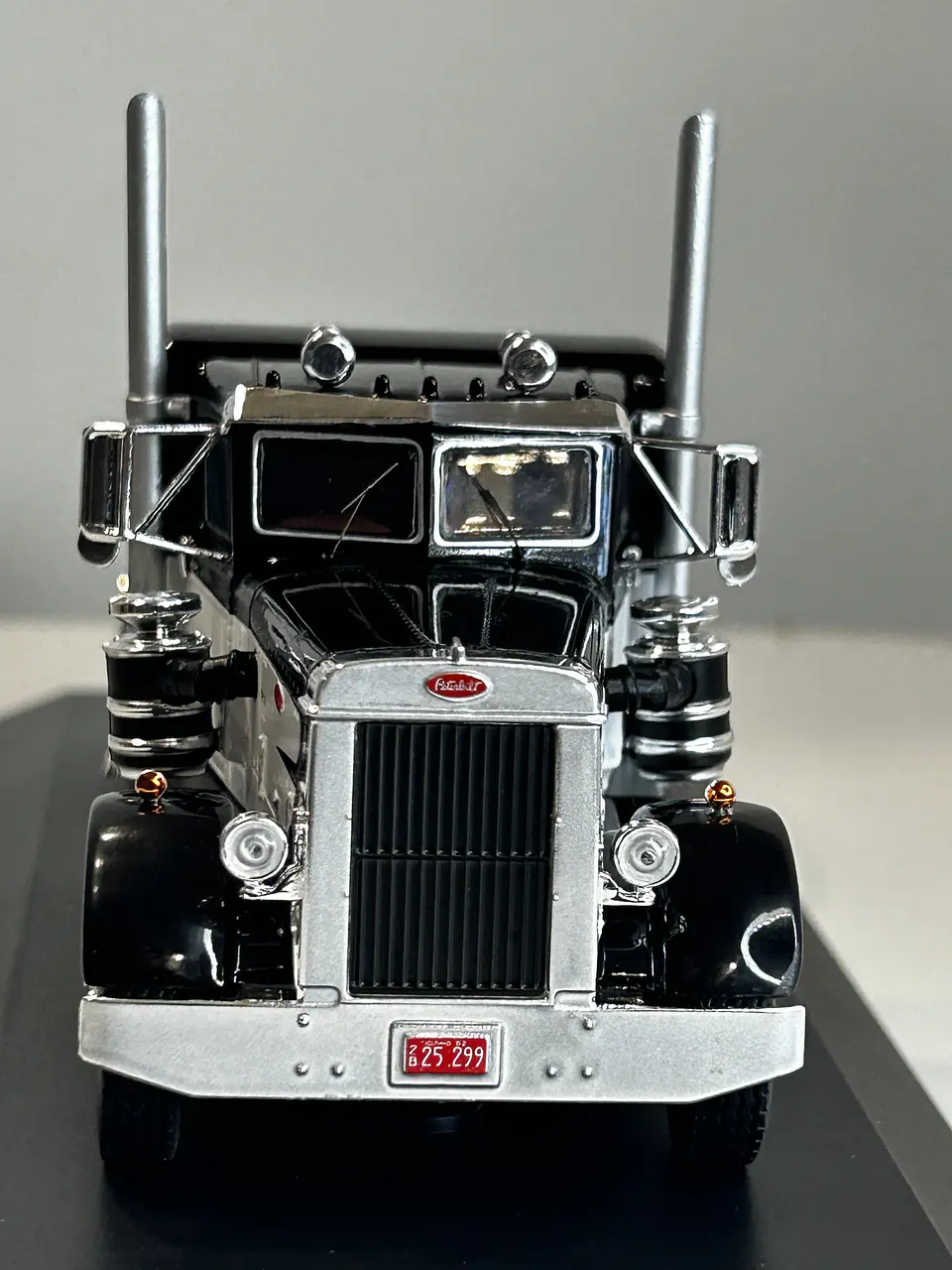 Camión Peterbilt 350 “Iron-Nose” (1952) | IXO 1:43 2
