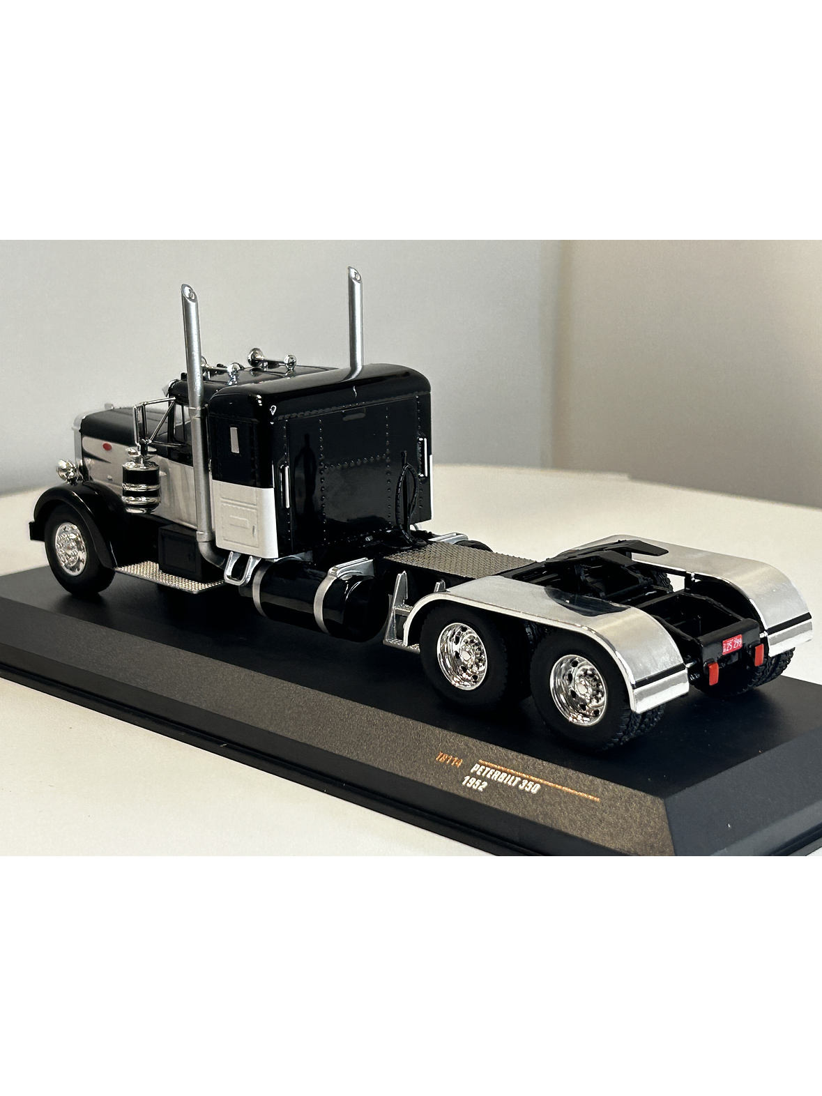 Peterbilt 350 1952 (1:43) – Camión Clásico Ixo Models – “Iron-Nose” 16