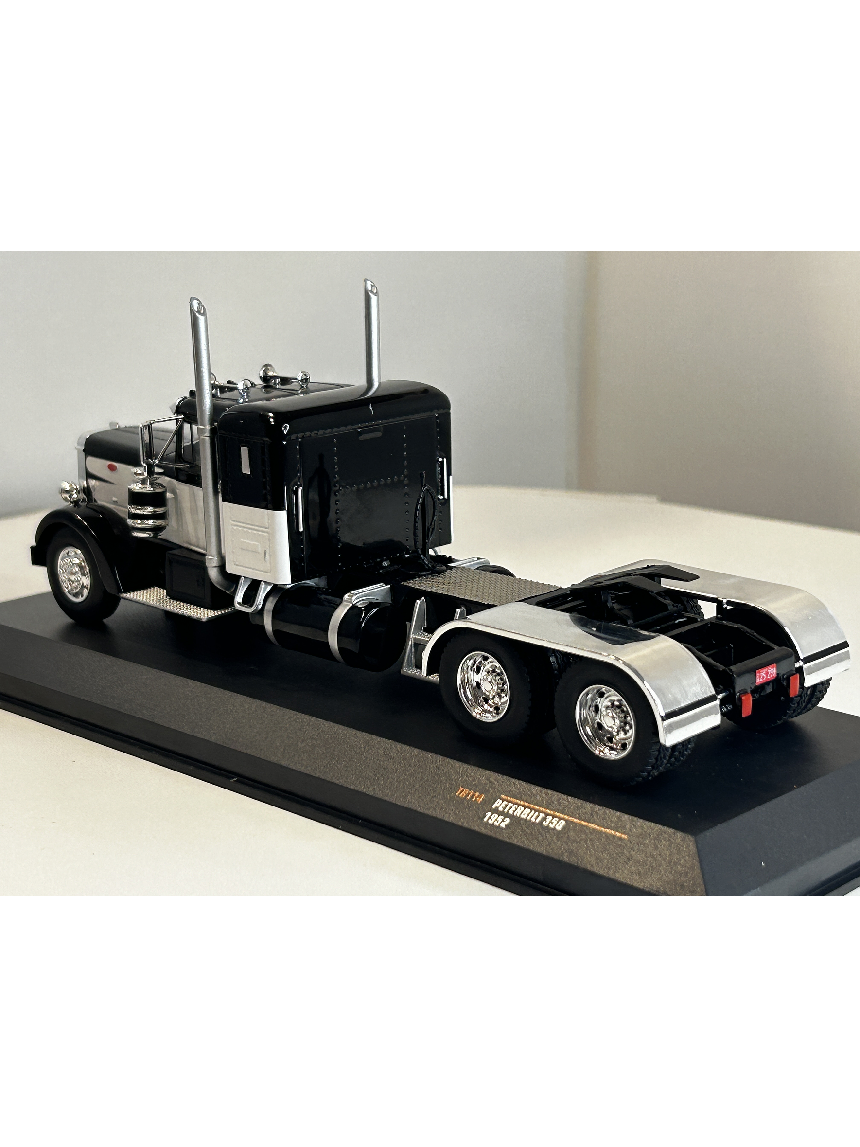 Peterbilt 350 1952 (1:43) – Camión Clásico Ixo Models – “Iron-Nose” 16