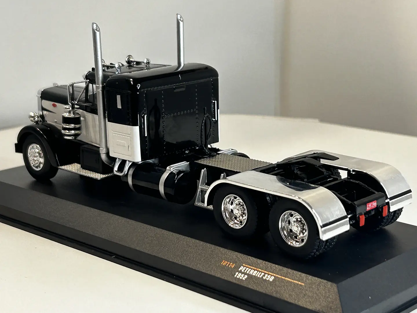 Camión Peterbilt 350 “Iron-Nose” (1952) | IXO 1:43 7