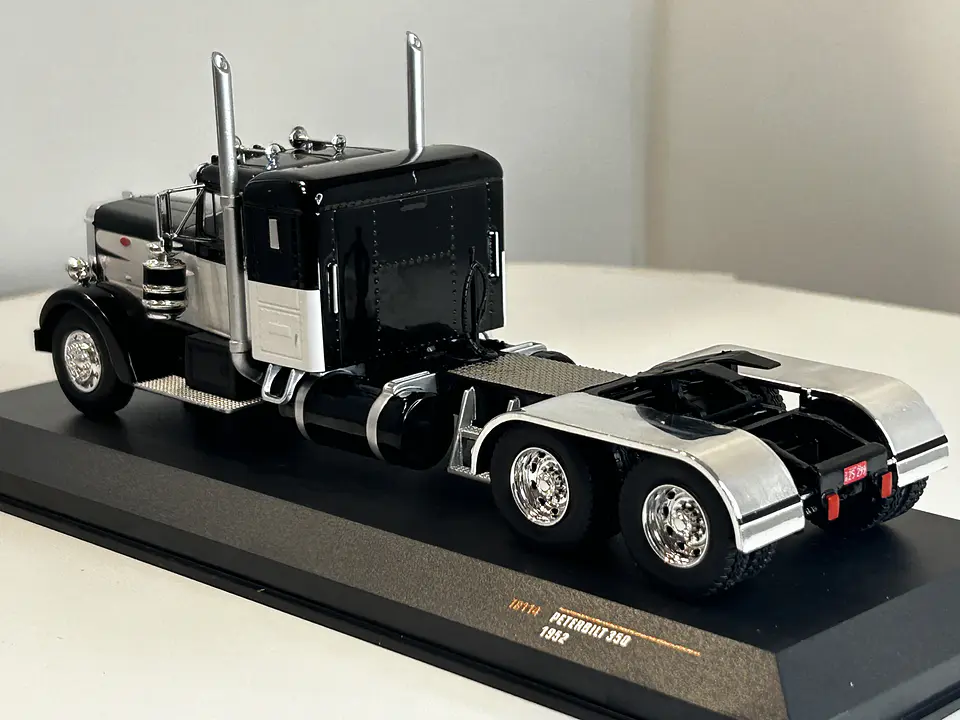 Camión Peterbilt 350 “Iron-Nose” (1952) | IXO 1:43 7