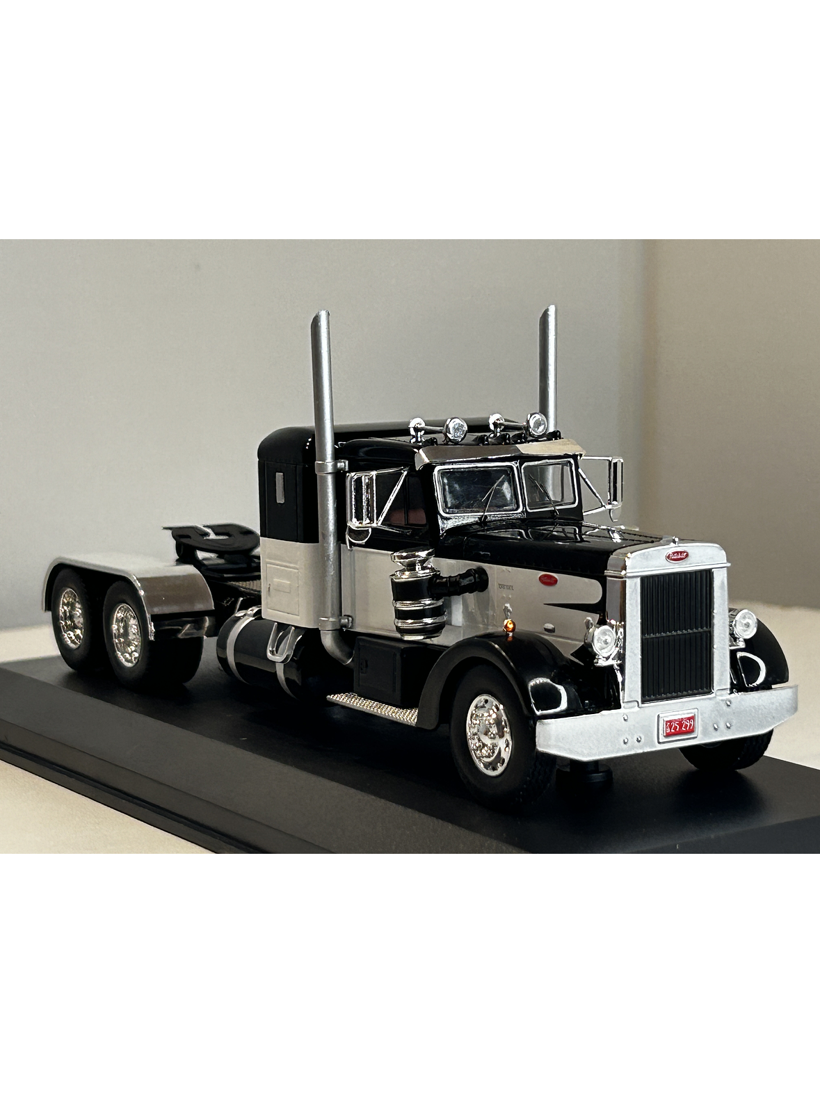 Peterbilt 350 1952 (1:43) – Camión Clásico Ixo Models – “Iron-Nose” 13