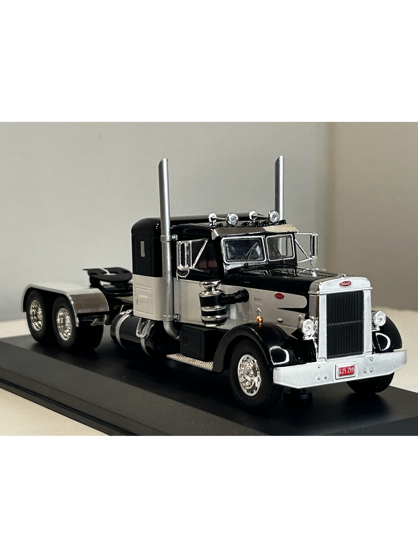 Peterbilt 350 1952 (1:43) – Camión Clásico Ixo Models – “Iron-Nose” 13