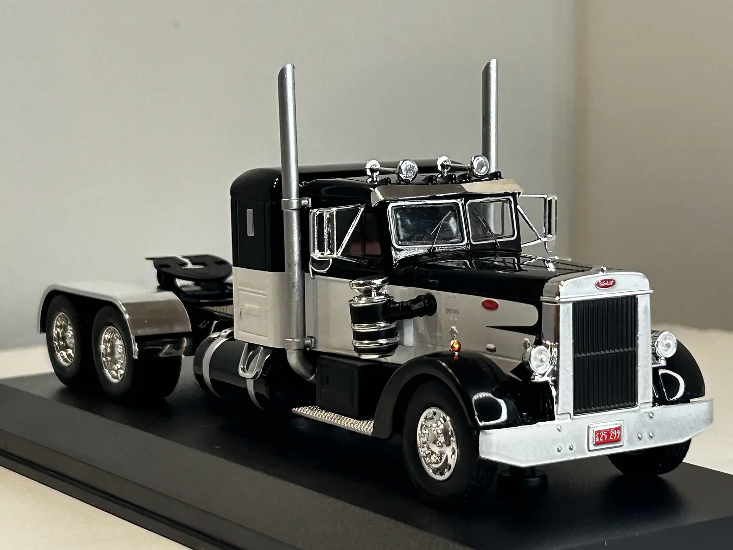 Camión Peterbilt 350 “Iron-Nose” (1952) | IXO 1:43 4
